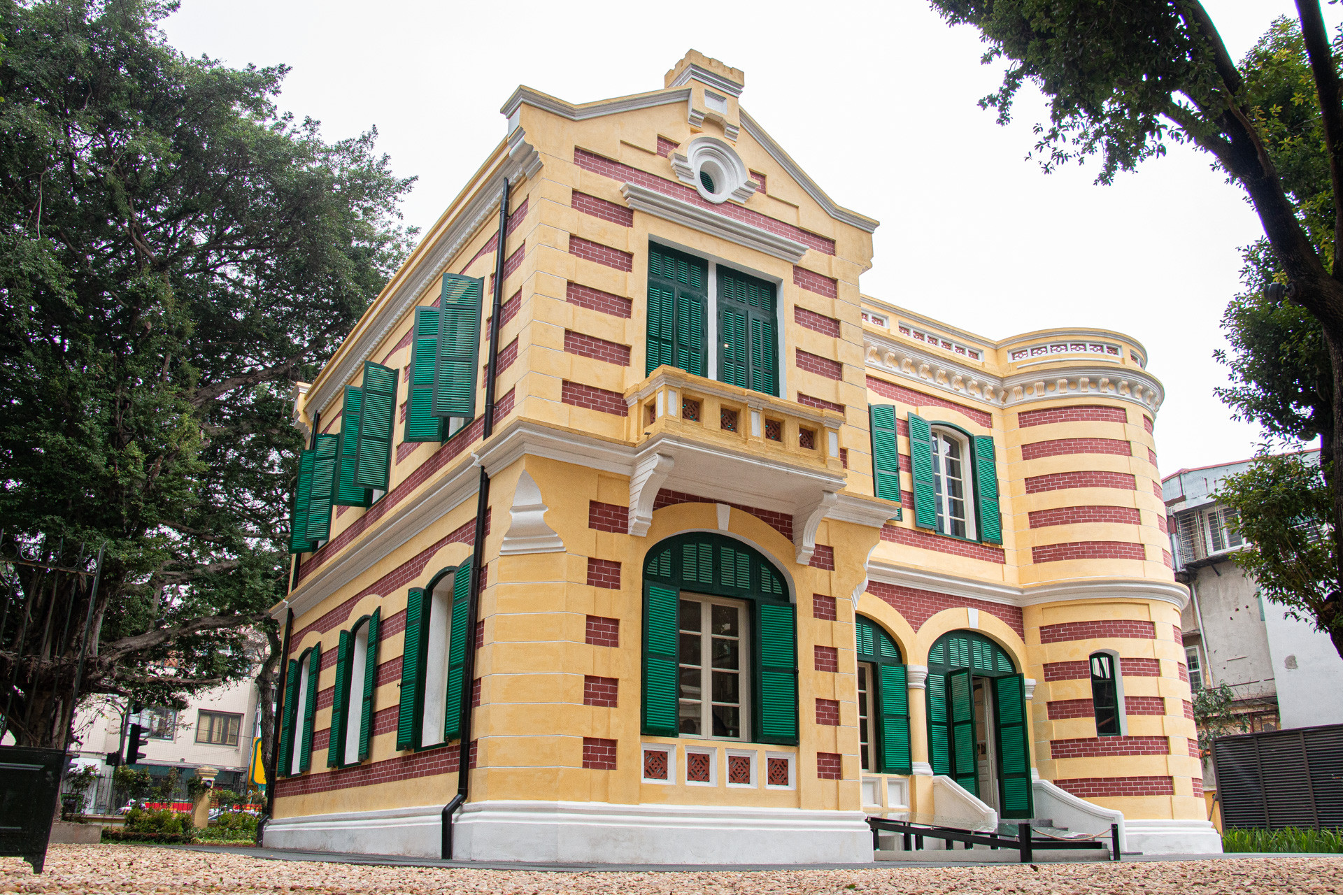 Căn biệt thự có hai mặt tiền tại 49 phố Trần Hưng Đạo - 46 phố Hàng Bài (quận Hoàn Kiếm), với diện tích xây dựng 174m2, nằm trong khuôn viên rộng 993m2. Đây là một trong số ít biệt thự Pháp cổ tại Hà Nội còn duy trì được không gian sân vườn rộng.