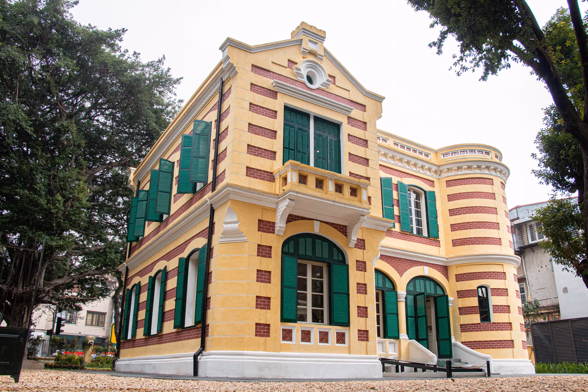 Căn biệt thự có hai mặt tiền tại 49 phố Trần Hưng Đạo - 46 phố Hàng Bài (quận Hoàn Kiếm), với diện tích xây dựng 174m2, nằm trong khuôn viên rộng 993m2. Đây là một trong số ít biệt thự Pháp cổ tại Hà Nội còn duy trì được không gian sân vườn rộng.