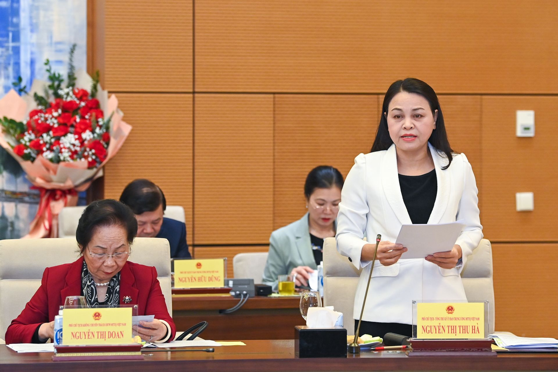 Phó Chủ tịch, Tổng Thư ký Ủy ban Trung ương Mặt trận Tổ quốc Việt Nam Nguyễn Thị Thu Hà trình bày báo cáo sơ kết 5 năm thực hiện Quy chế phối hợp giữa hai cơ quan.