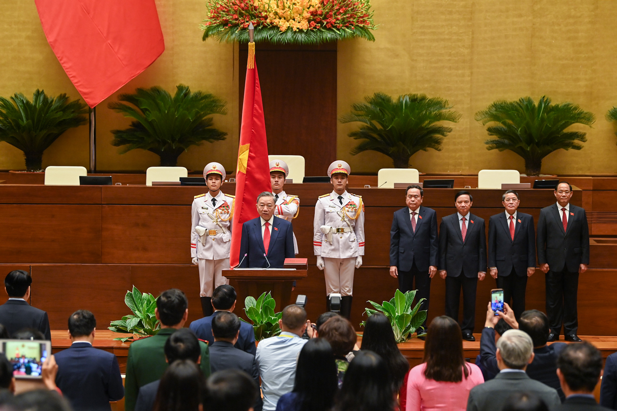 Chủ tịch nước Tô Lâm thực hiện nghi lễ tuyên thệ nhậm chức.