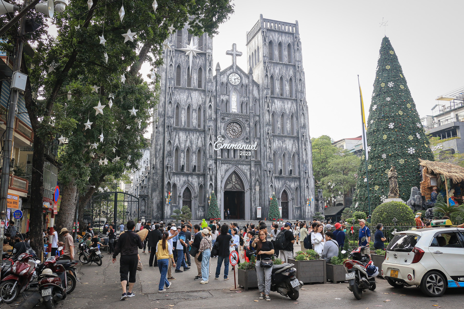 Bên cạnh không gian phố đi bộ Hồ Gươm, Nhà thờ lớn cũng là một địa điểm thu hút lượng lớn du khách.