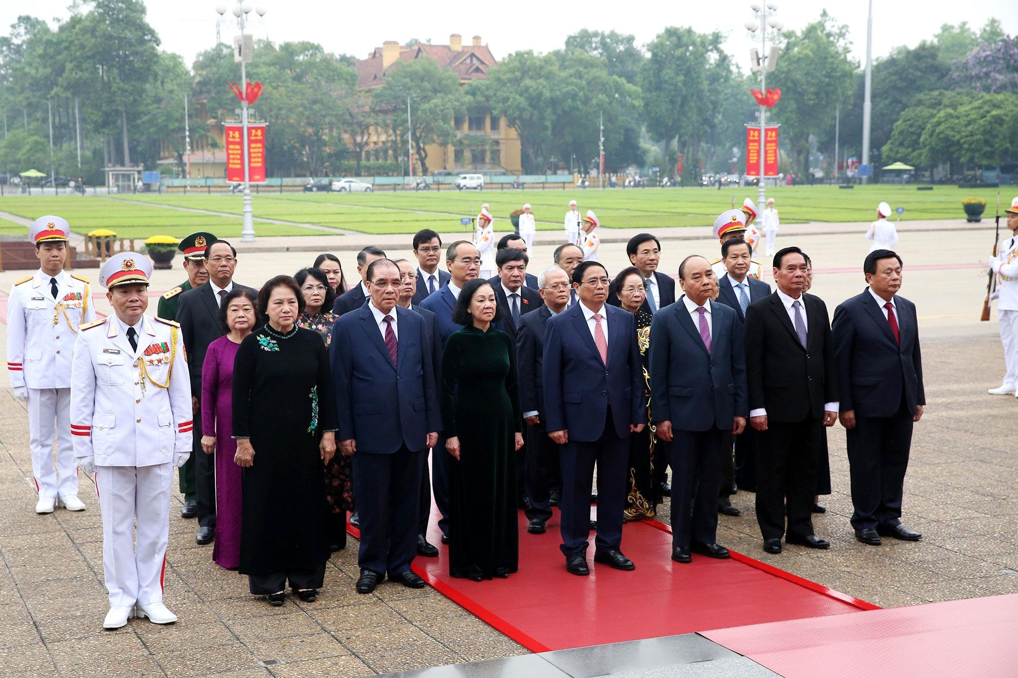 Các đồng chí lãnh đạo Đảng, Nhà nước thành kính tưởng nhớ công lao to lớn của Chủ tịch Hồ Chí Minh.