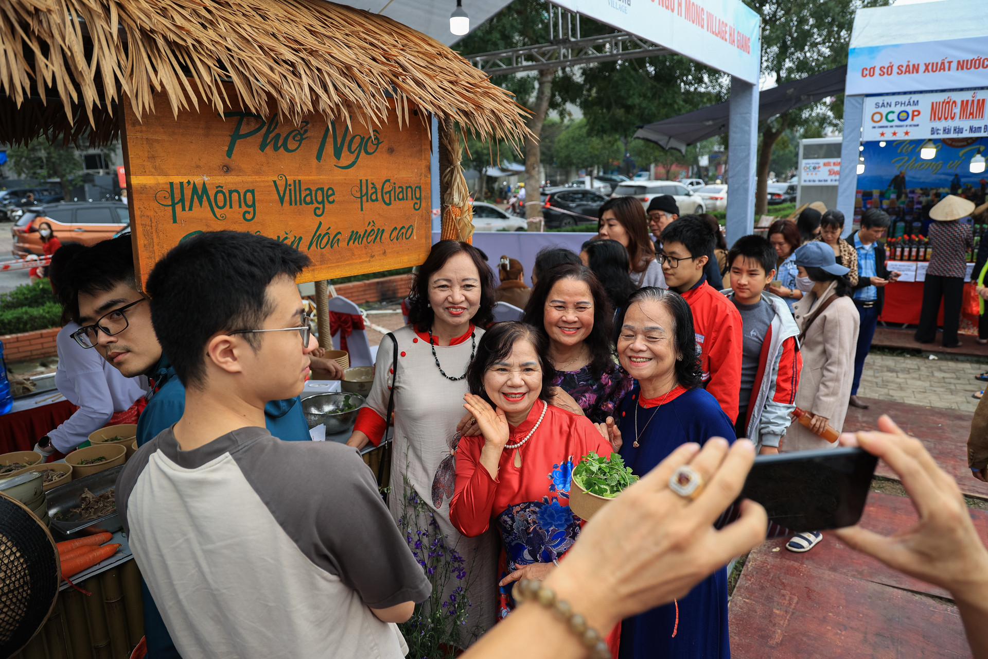 Gian hàng Phở Ngô luôn nhận được sự thích thú của người dân tới thưởng thức và chụp ảnh.