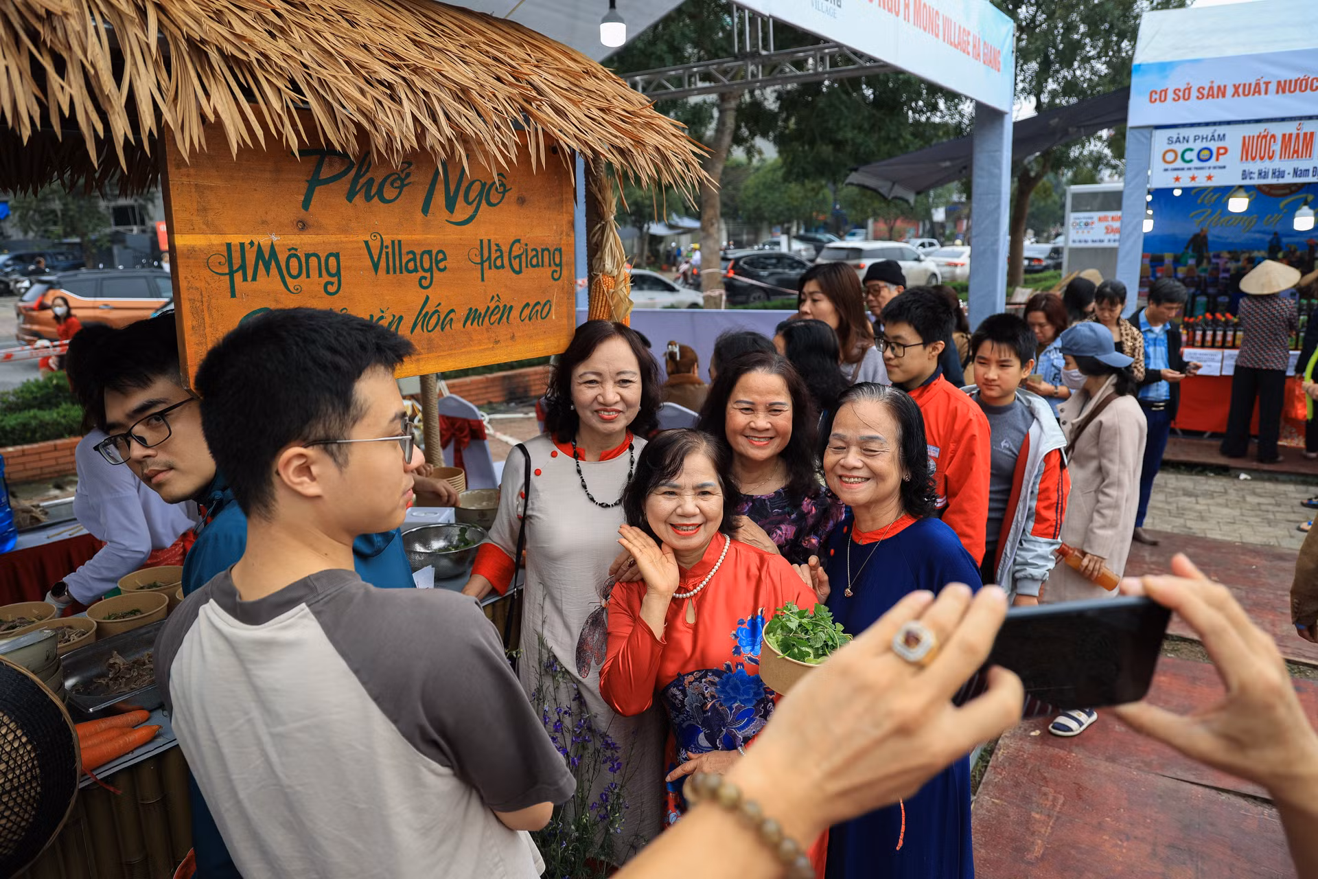 Gian hàng Phở Ngô luôn nhận được sự thích thú của người dân tới thưởng thức và chụp ảnh.