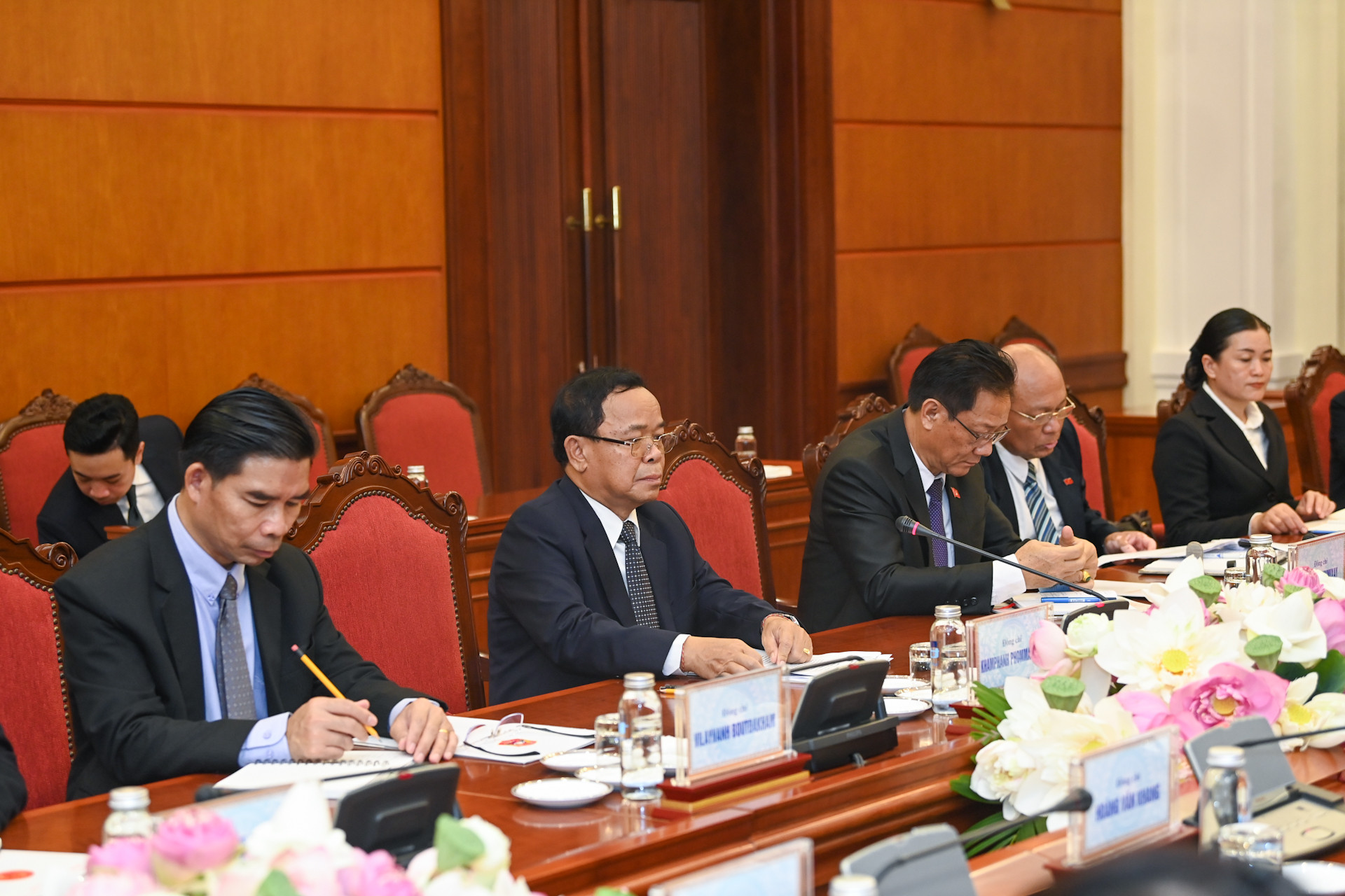 Chủ nhiệm Ban Kiểm tra Trung ương Lào Khamphan Phommathat và các đại biểu Lào tại buổi hội đàm.