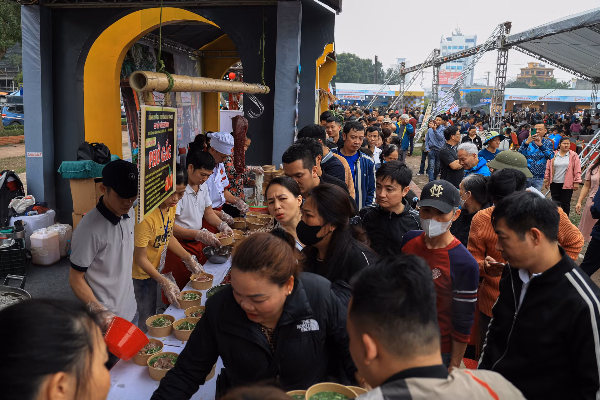 [Ảnh] Người dân xếp hàng mua phở tại Festival Phở 2024
