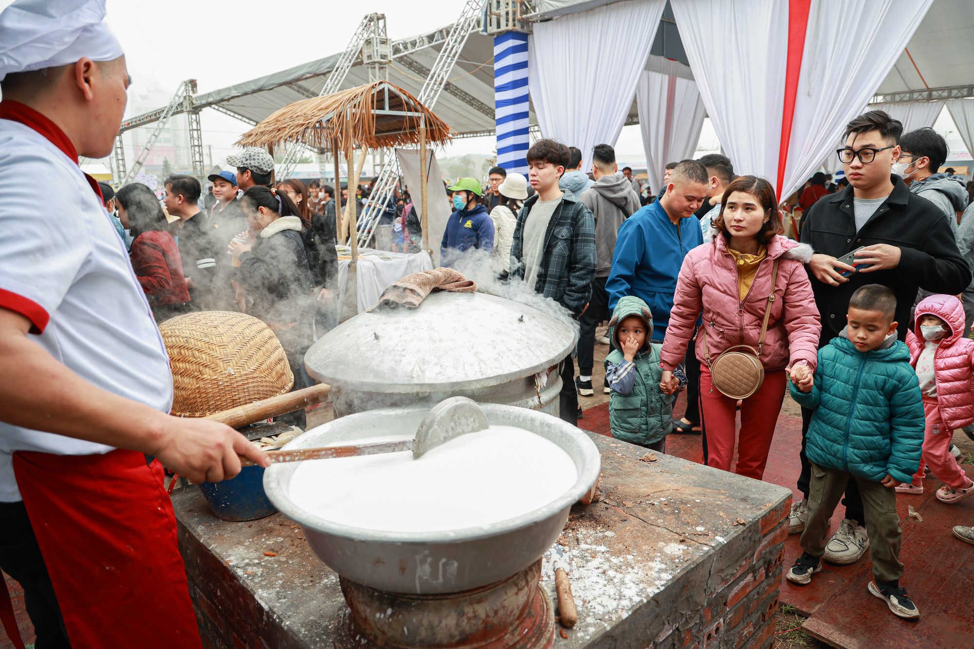 Các đầu bếp trình diễn kỹ thuật tráng bánh phở. Nhiều người rất thích thú khi được tận mắt chứng kiến các công đoạn để làm ra một bát phở ngon.
