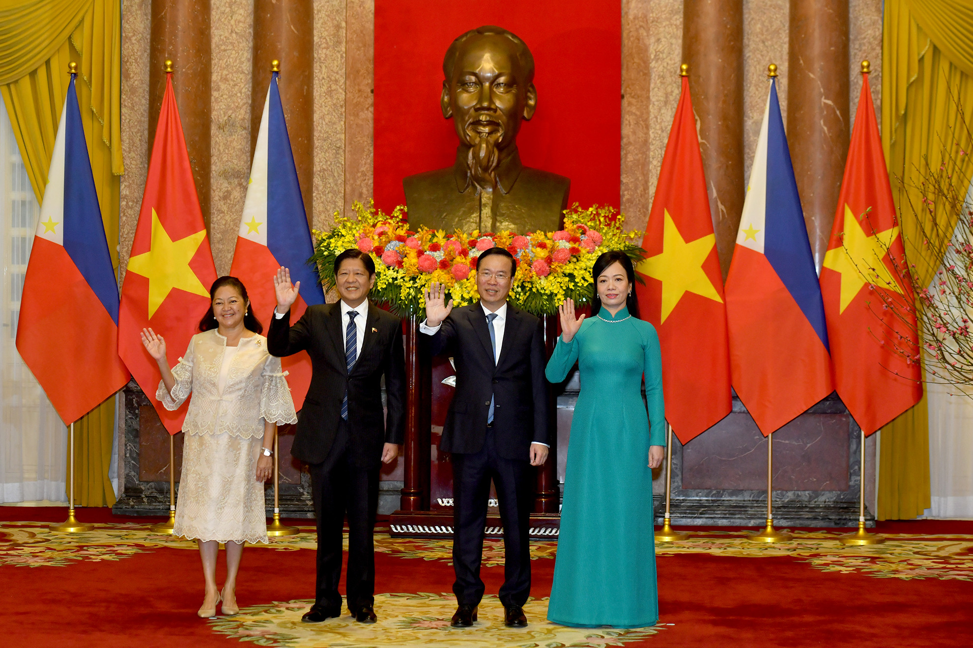 Chủ tịch nước Võ Văn Thưởng và phu nhân cùng Tổng thống Philippines Ferdinand Romualdez Marcos Jr. và phu nhân tại lễ đón.