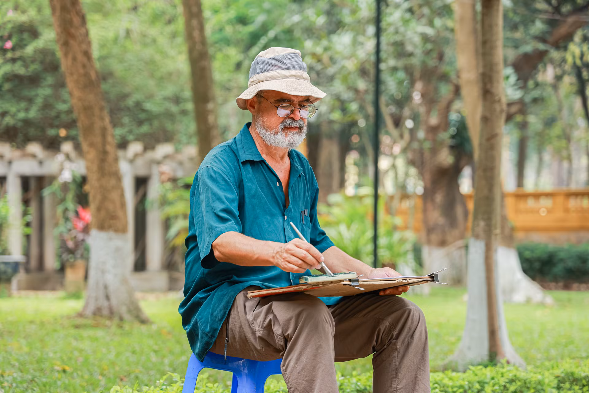 Enrique Flores là một họa sĩ nổi tiếng ở Tây Ban Nha, với nhiều tác phẩm được đăng trên tờ El País, một trong các tờ báo lớn nhất của xứ sở bò tót.