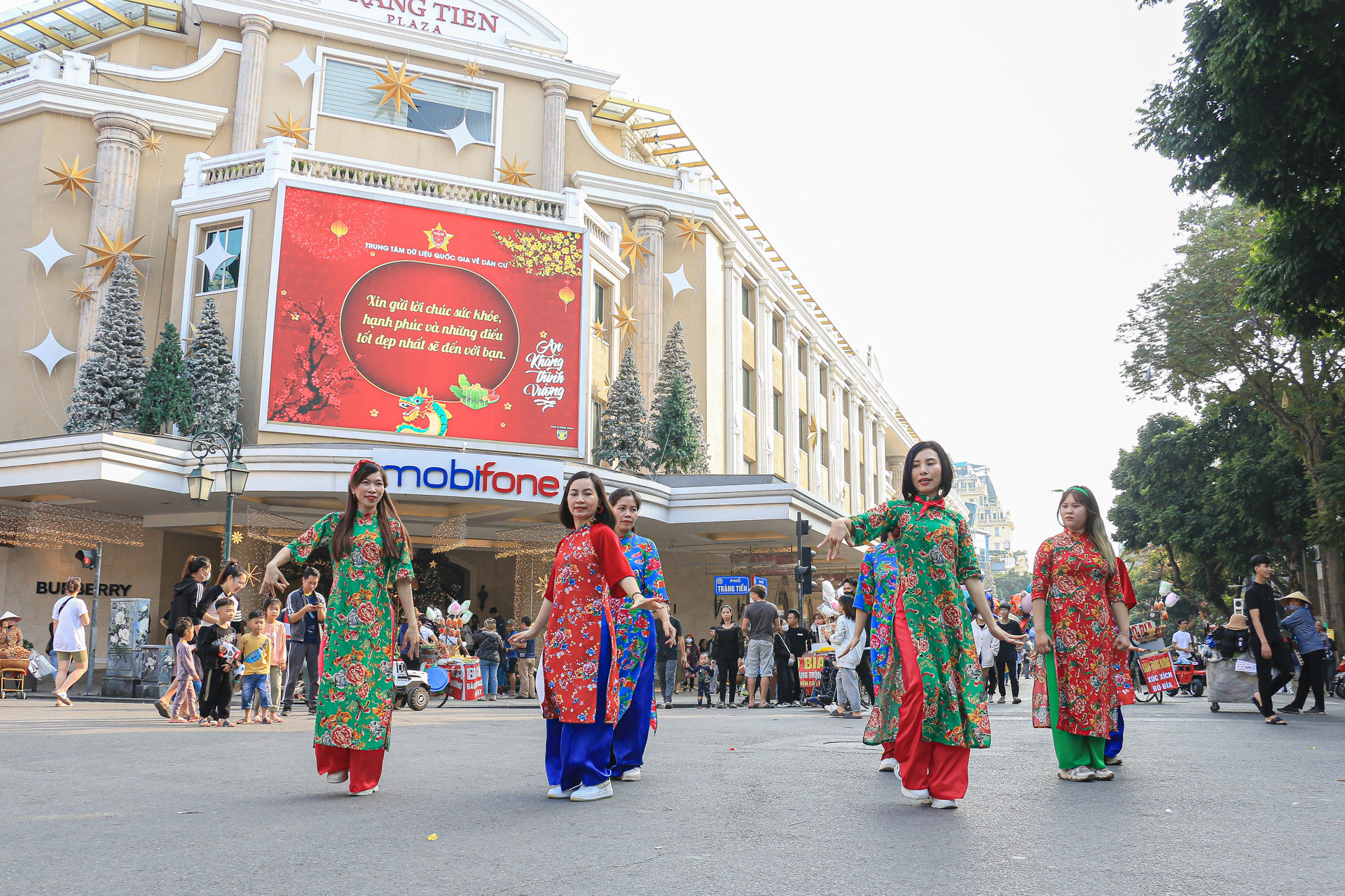 Các hoạt động nhảy flashmob, biểu diễn âm nhạc đường phố tạo khung cảnh đông vui, tấp nập.