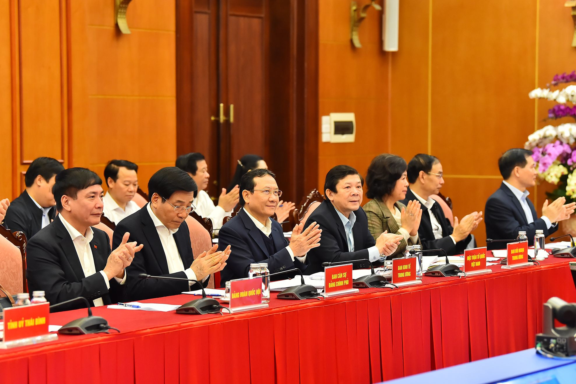 Các đồng chí lãnh đạo đại diện các Ban Đảng Trung ương, Ban Cán sự Đảng Chính phủ, Đảng đoàn Quốc hội tham dự hội nghị.