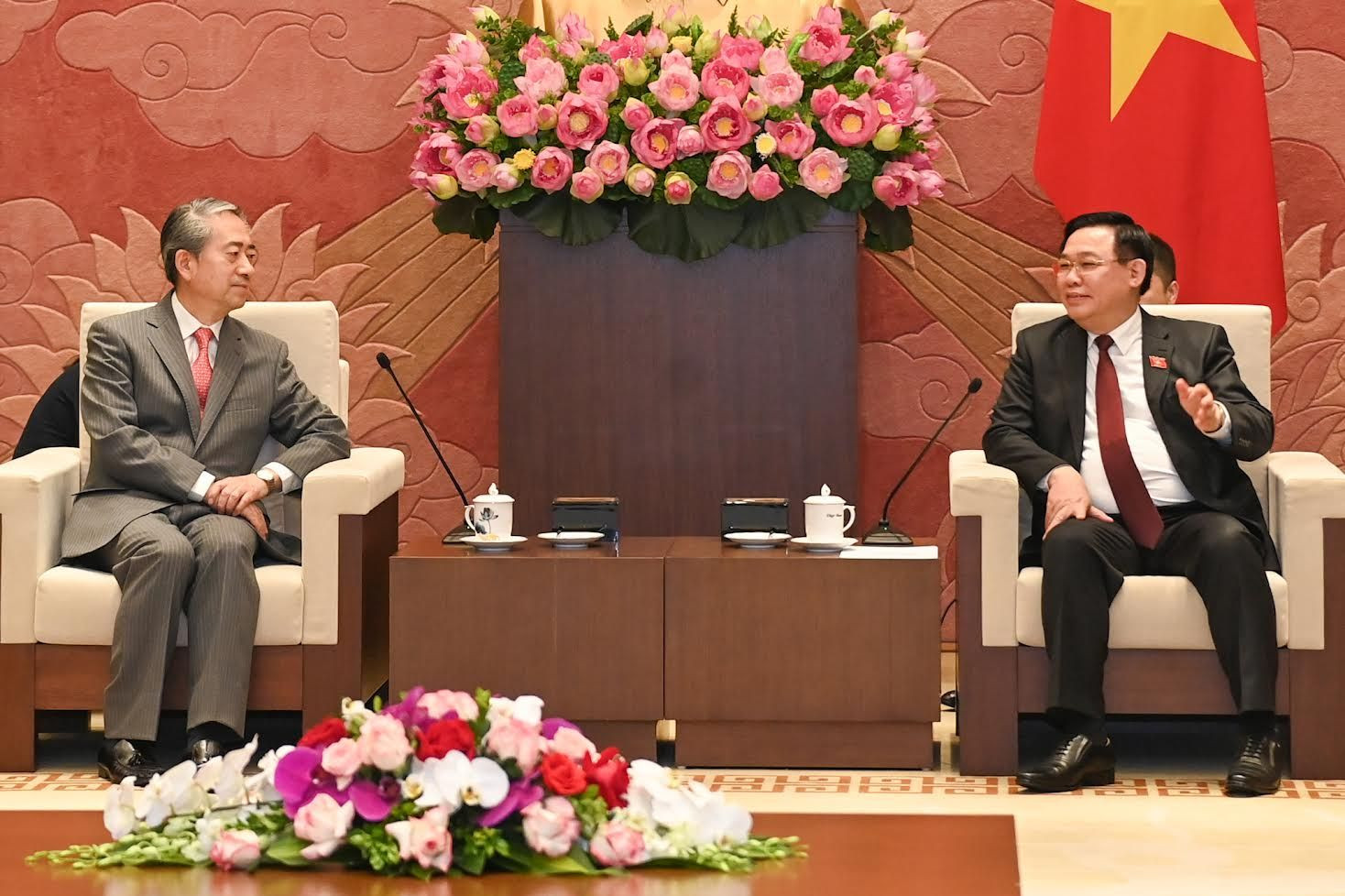 Chủ tịch Quốc hội Vương Đình Huệ phát biểu tại buổi tiếp Đại sứ Trung Quốc Hùng Ba.