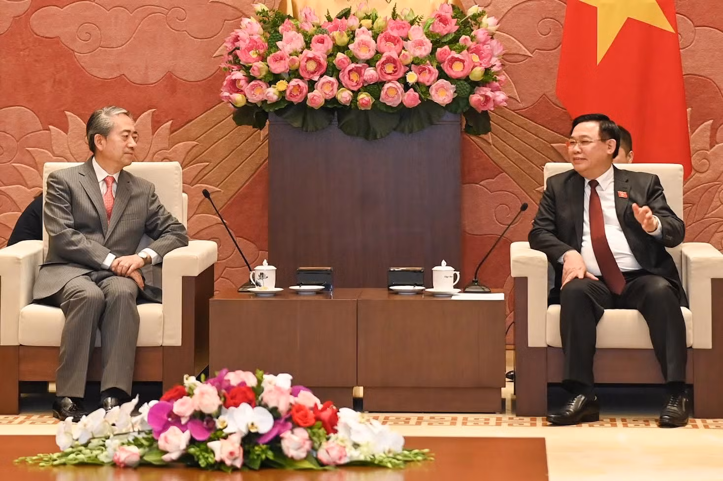 Chủ tịch Quốc hội Vương Đình Huệ phát biểu tại buổi tiếp Đại sứ Trung Quốc Hùng Ba.