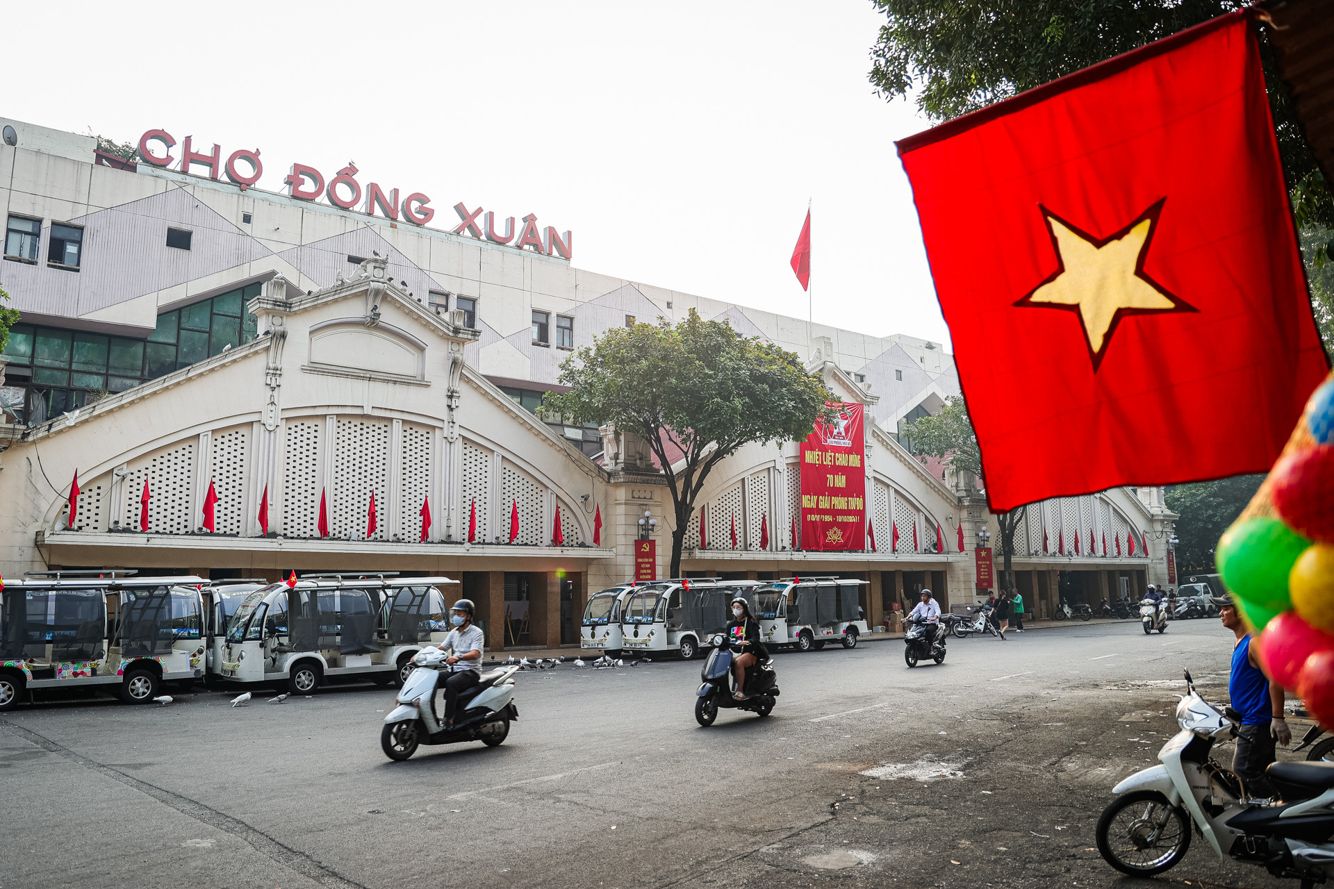 Chợ Đồng Xuân vốn đông đúc, nhộn nhịp nay thật yên bình trong buổi sáng 10/10.