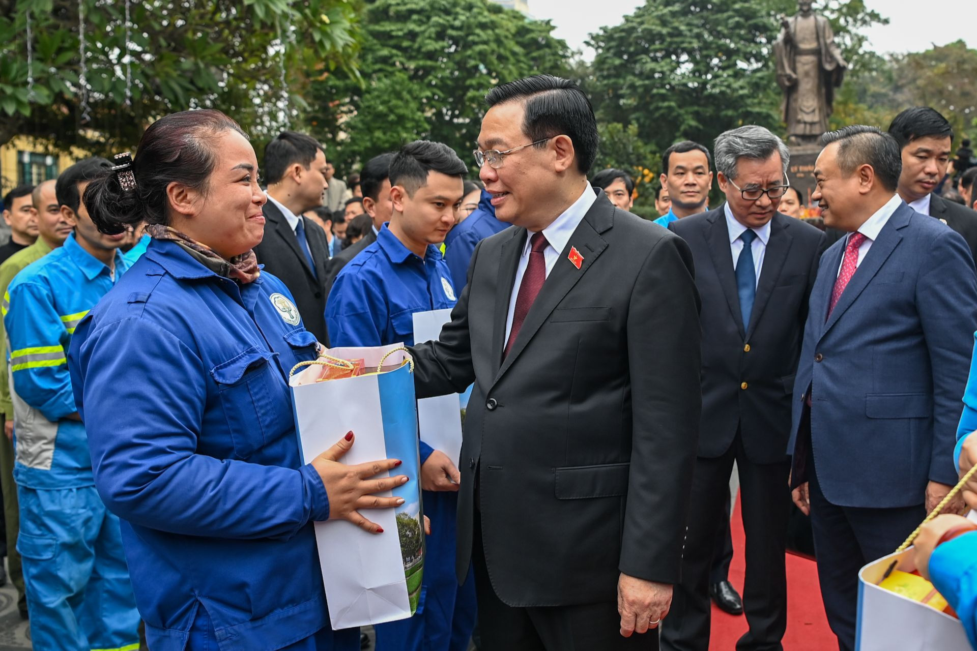 Chủ tịch Quốc hội Vương Đình Huệ tặng quà cho đại diện công nhân lao động Thủ đô.