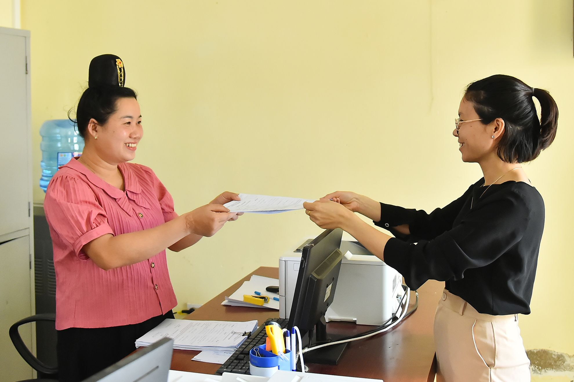 Người trẻ của xã Mường Phăng hôm nay đã trưởng thành, có thể đảm nhận những các vị trí đứng đầu các tổ chức chính trị xã hội như hội Phụ nữ, Đoàn thanh niên, Văn phòng Ủy ban nhân dân, trở thành công chức, viên chức khi còn rất trẻ. Người trẻ của xã Mường Phăng hôm nay đã trưởng thành, có thể đảm nhận những các vị trí đứng đầu các tổ chức chính trị xã hội như hội Phụ nữ, Đoàn thanh niên, Văn phòng Ủy ban nhân dân, trở thành công chức, viên chức khi còn rất trẻ.