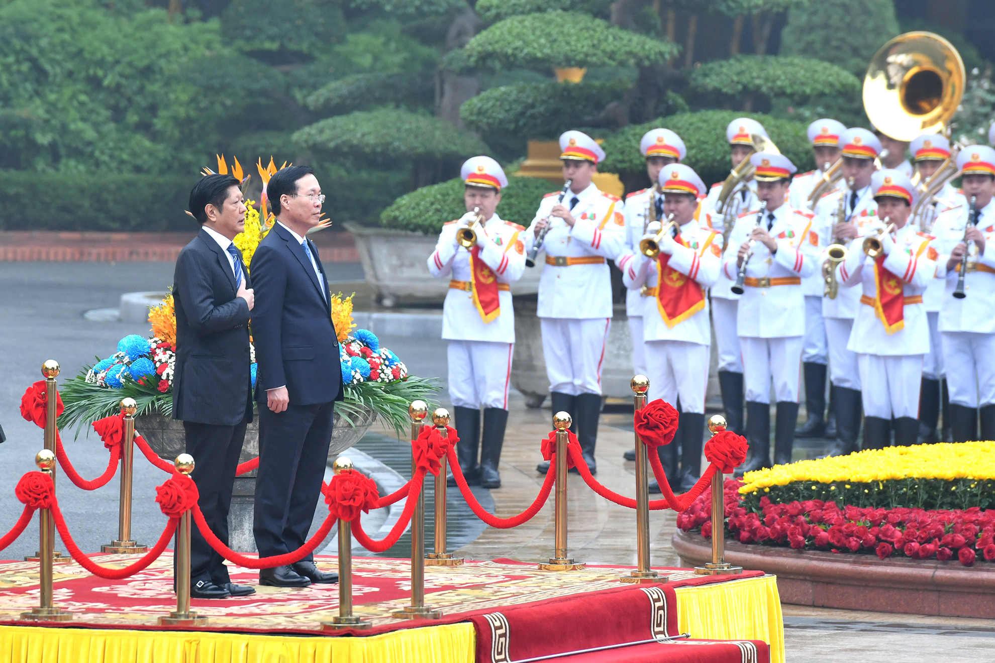 Chủ tịch nước Võ Văn Thưởng và Tổng thống Philippines Ferdinand Romualdez Marcos Jr. trên bục danh dự, nghe quân nhạc cử Quốc thiều hai nước.