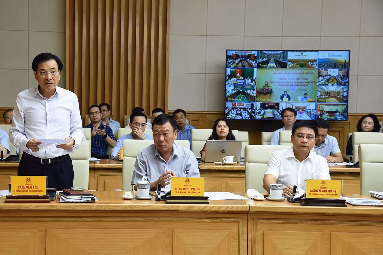 Bộ trưởng, Chủ nhiệm Văn phòng Chính phủ Trần Văn Sơn báo cáo triển khai nhiệm vụ trọng tâm 6 tháng cuối năm 2024. Bộ trưởng, Chủ nhiệm Văn phòng Chính phủ Trần Văn Sơn báo cáo triển khai nhiệm vụ trọng tâm 6 tháng cuối năm 2024.