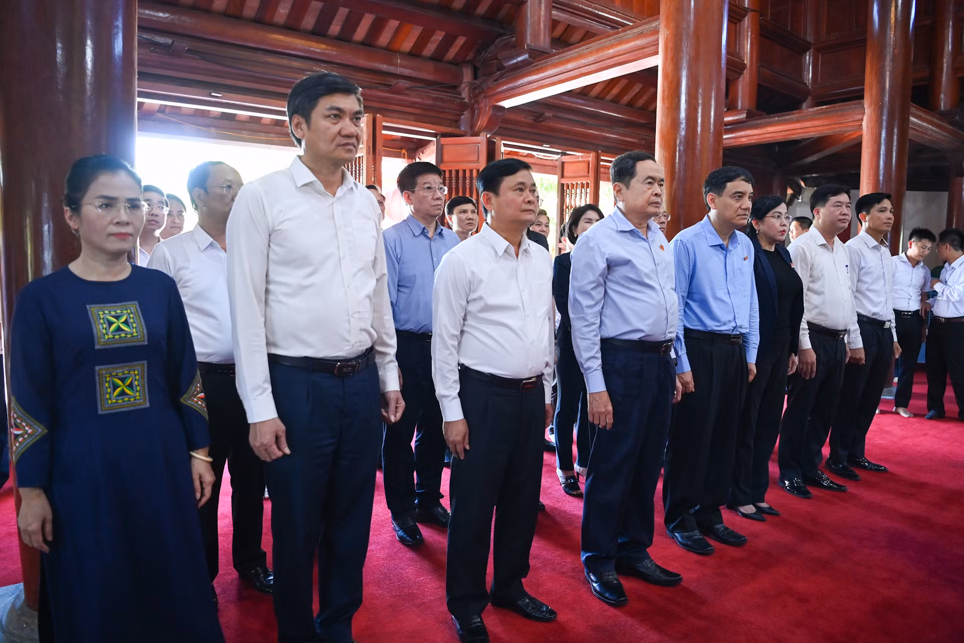 Chủ tịch Quốc hội Trần Thanh Mẫn và Đoàn công tác dâng hương, dâng hoa tại đền thờ Chủ tịch Hồ Chí Minh tại Nghĩa trang Liệt sĩ quốc tế Việt-Lào.