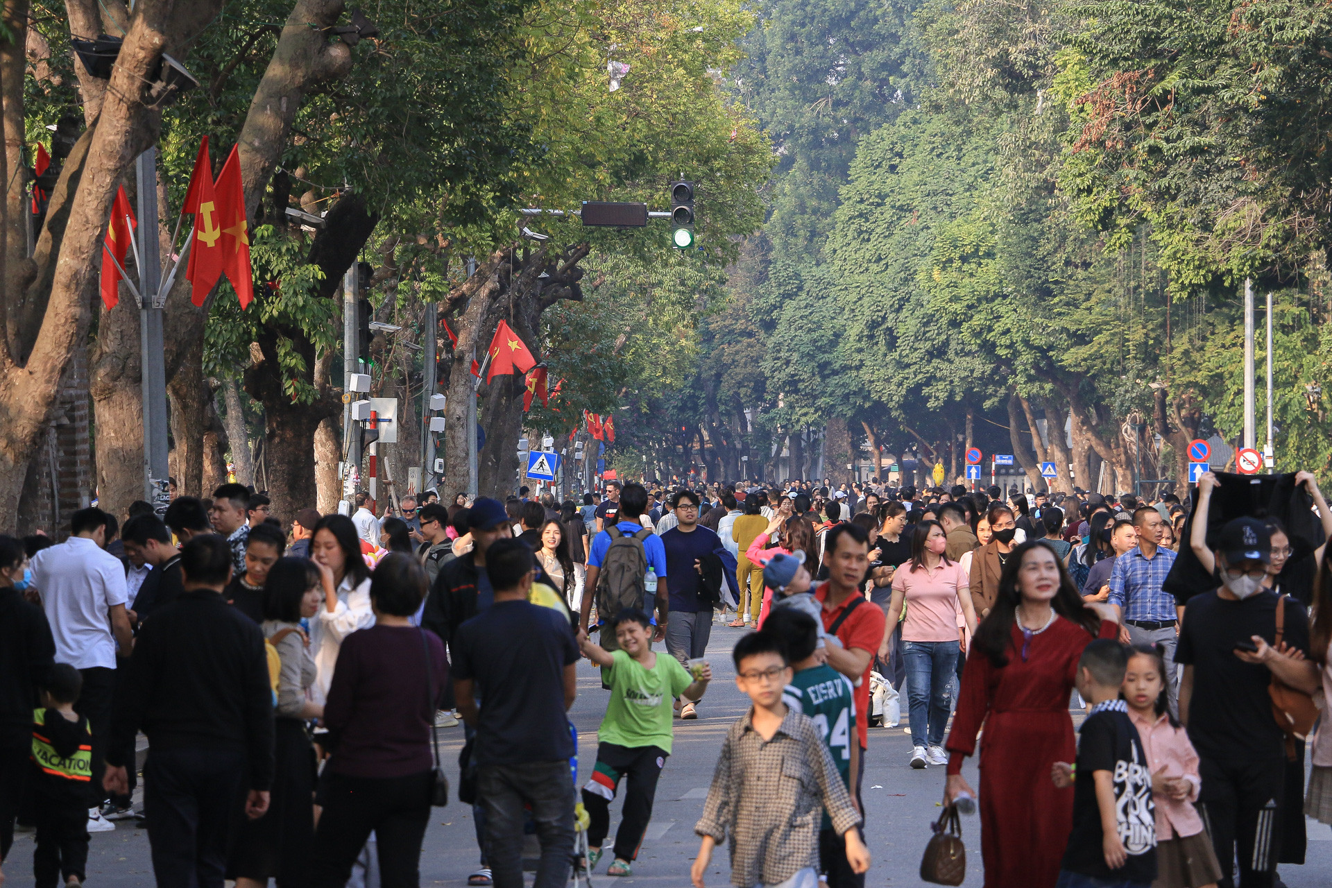 Chiều 1/1, ngày cuối cùng của kỳ nghỉ Tết Dương lịch 2024, rất đông người dân đến vui chơi, tham quan tại khu vực phố đi bộ Hồ Hoàn Kiếm.