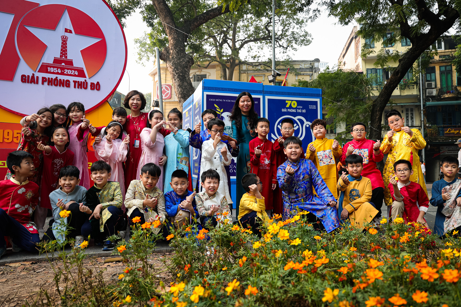 Chị Hải, giáo viên chủ nhiệm lớp 4G Trường Tiểu học Tràng An cùng tập thể lớp của mình vô cùng hân hoan đón mừng không khí sáng 10/10.