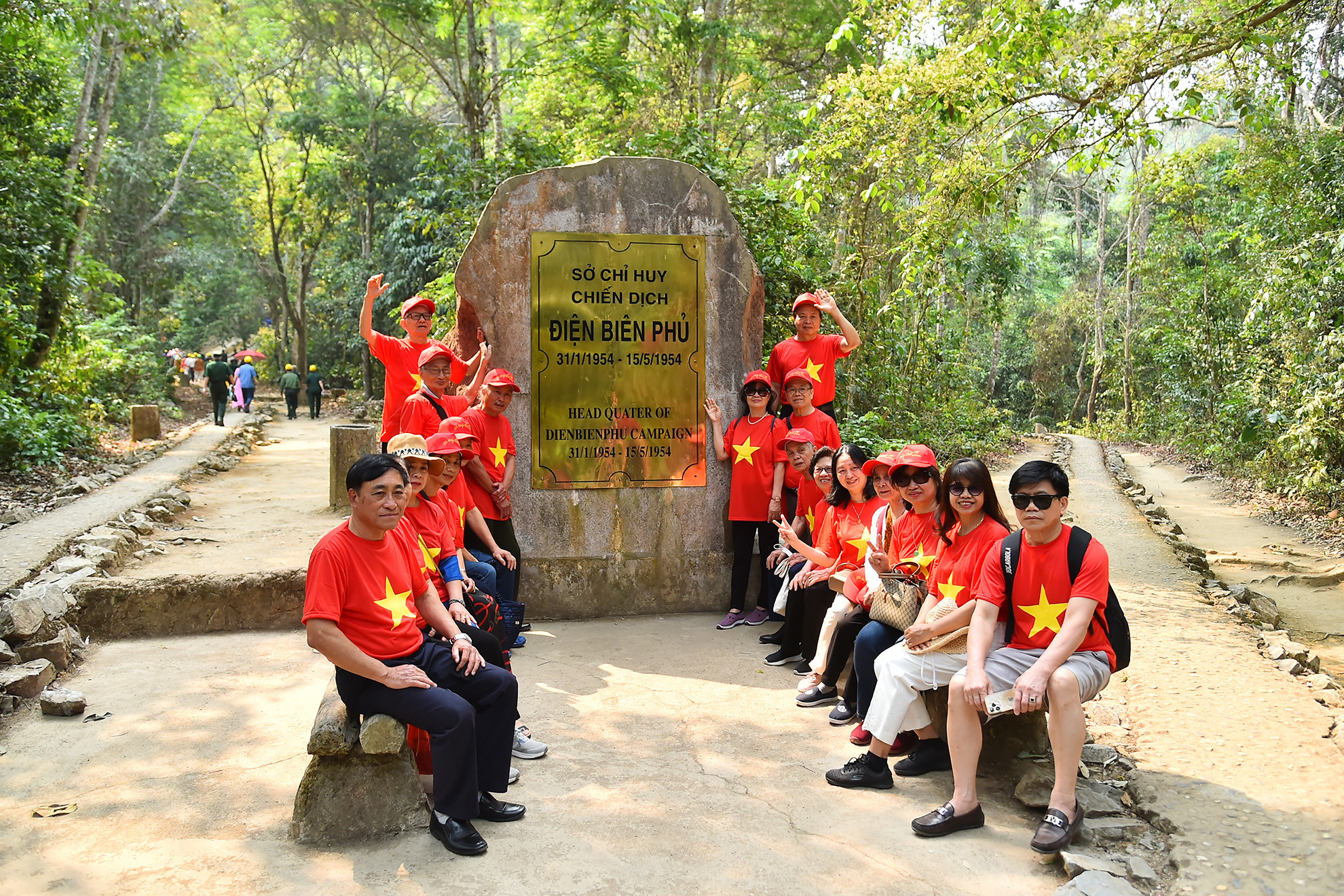 Với cách bố trí hầm, lán trại thành hệ thống liên hoàn, ẩn mình trong rừng già dưới chân núi Pú Đồn, trong vòng 105 ngày từ 31/1/1954 đến 15/5/1954 cơ quan đầu não quan trọng của chiến dịch Điện Biên Phủ được bảo đảm an toàn tuyệt đối. Từ Sở Chỉ huy này, đi lên điểm cao nhất, có thể quan sát toàn bộ thành phố Điện Biên Phủ, thung lũng Mường Thanh và các cứ điểm trước kia của quân Pháp như đồi Him Lam, đồi Độc Lập, đồi D1, đồi C1, đồi A1... Với cách bố trí hầm, lán trại thành hệ thống liên hoàn, ẩn mình trong rừng già dưới chân núi Pú Đồn, trong vòng 105 ngày từ 31/1/1954 đến 15/5/1954 cơ quan đầu não quan trọng của chiến dịch Điện Biên Phủ được bảo đảm an toàn tuyệt đối. Từ Sở Chỉ huy này, đi lên điểm cao nhất, có thể quan sát toàn bộ thành phố Điện Biên Phủ, thung lũng Mường Thanh và các cứ điểm trước kia của quân Pháp như đồi Him Lam, đồi Độc Lập, đồi D1, đồi C1, đồi A1...