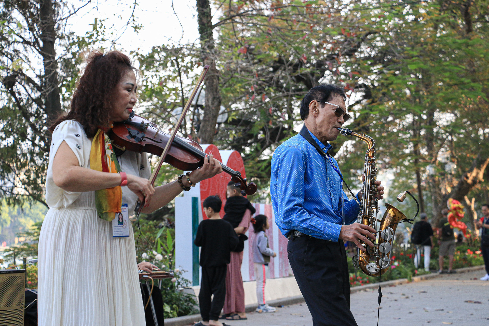 Những tiết mục biểu diễn nghệ thuật đường phố luôn được sự đón nhận của đông đảo du khách tham quan.