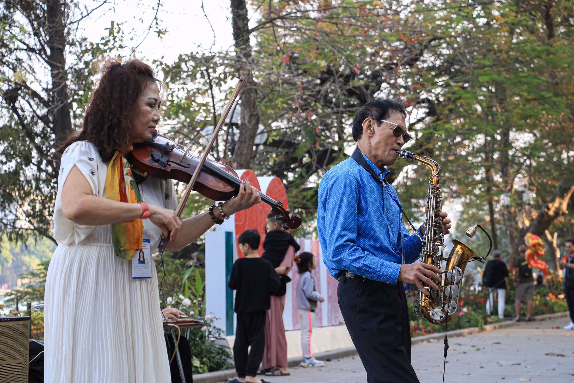 Những tiết mục biểu diễn nghệ thuật đường phố luôn được sự đón nhận của đông đảo du khách tham quan.