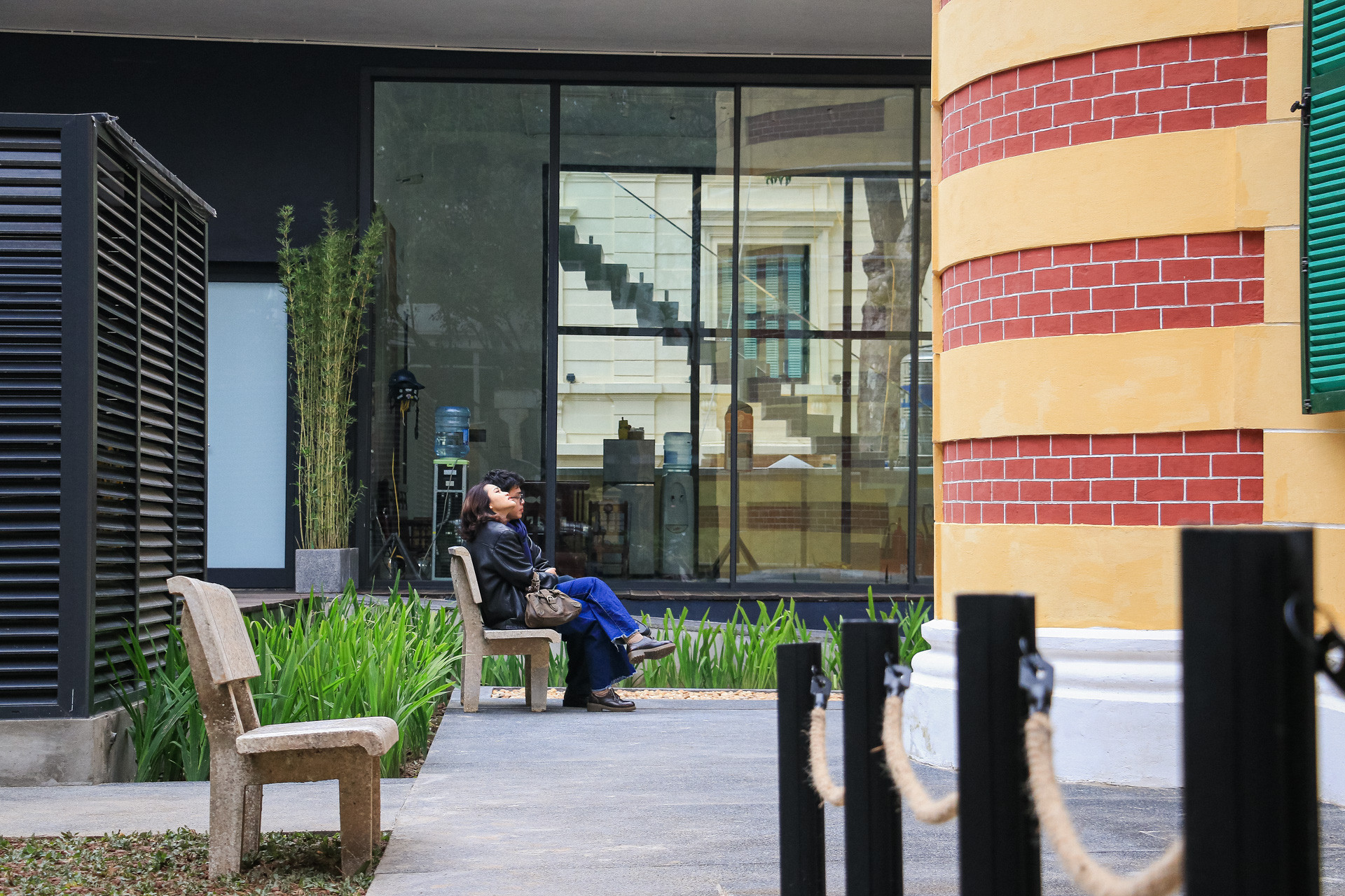 Trong khuôn viên của biệt thự còn có một nhà kính được xây dựng cùng hệ thống ghế đá xung quanh, là nơi nghỉ chân cho khách tham quan.