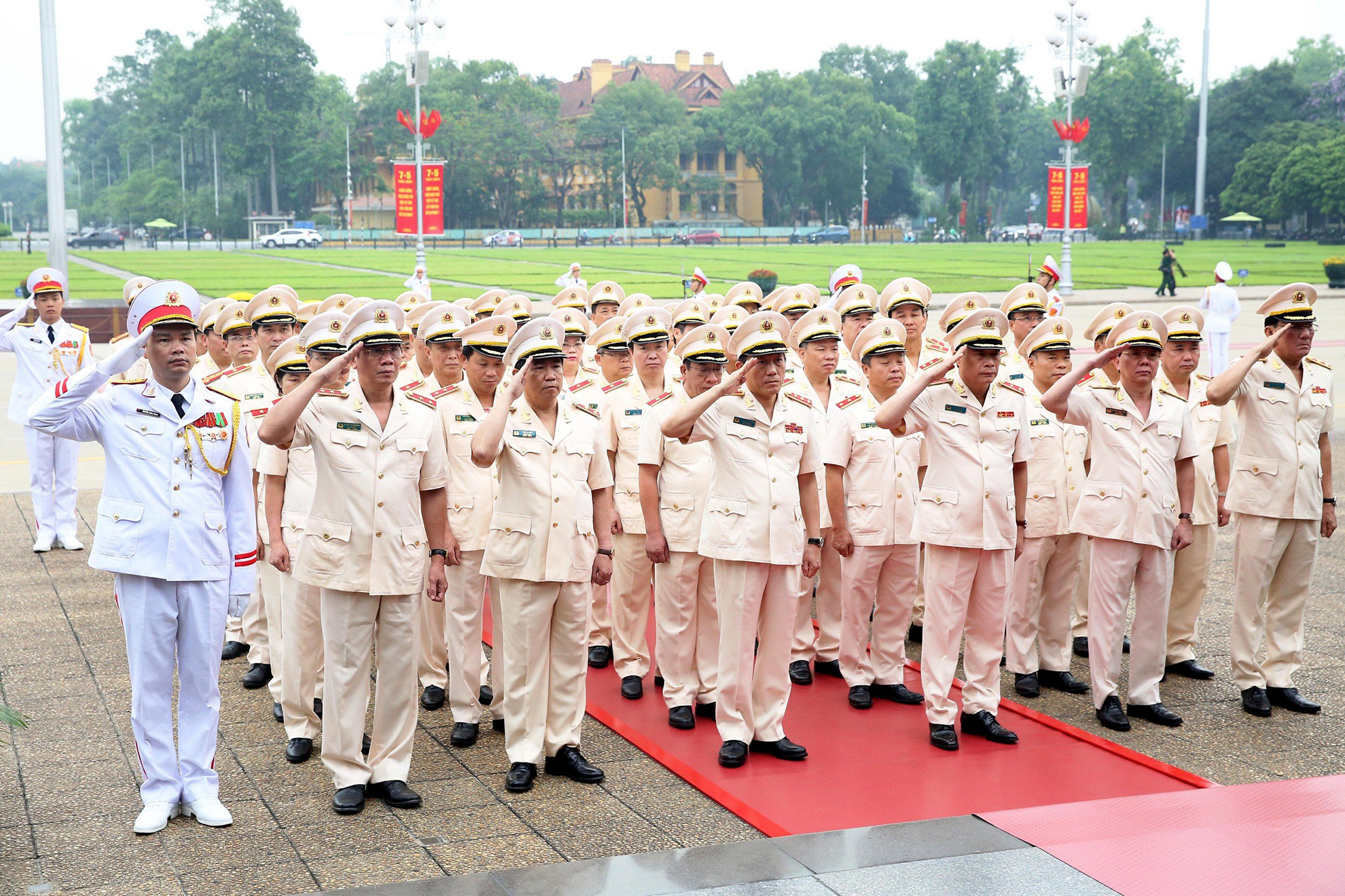 Đoàn đại biểu Đảng ủy Công an Trung ương và Bộ Công an vào Lăng viếng Chủ tịch Hồ Chí Minh.