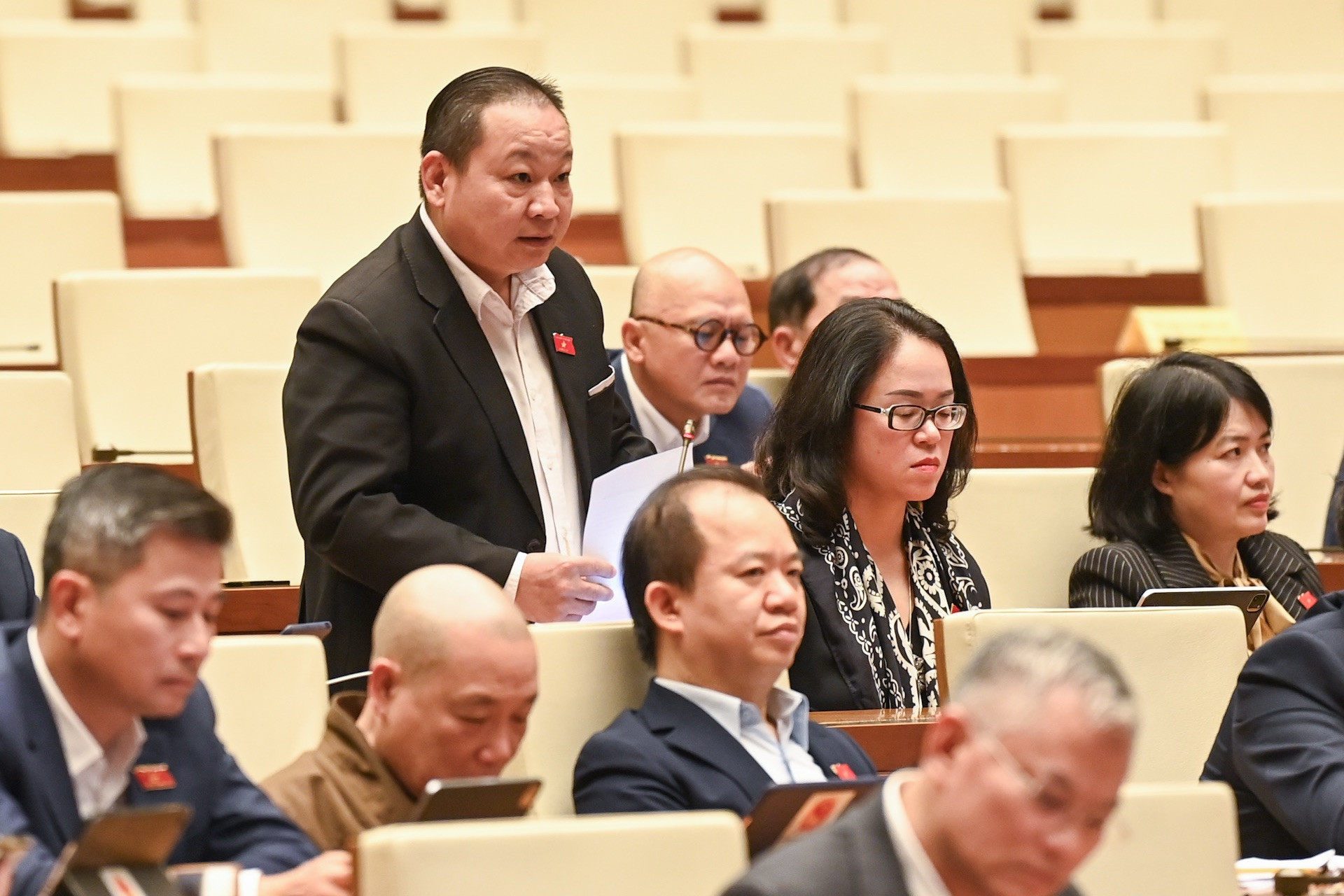 Đại biểu Quốc hội tỉnh Hà Giang Tráng A Dương phát biểu chất vấn..