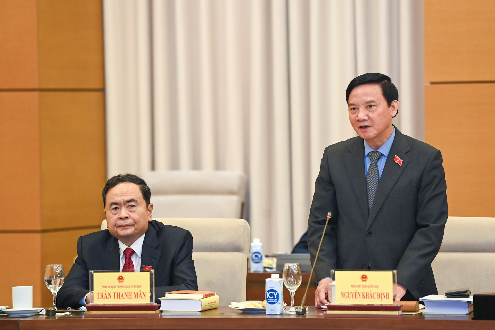 Phó Chủ tịch Quốc hội Nguyễn Khắc Định phát biểu ý kiến tại hội nghị.