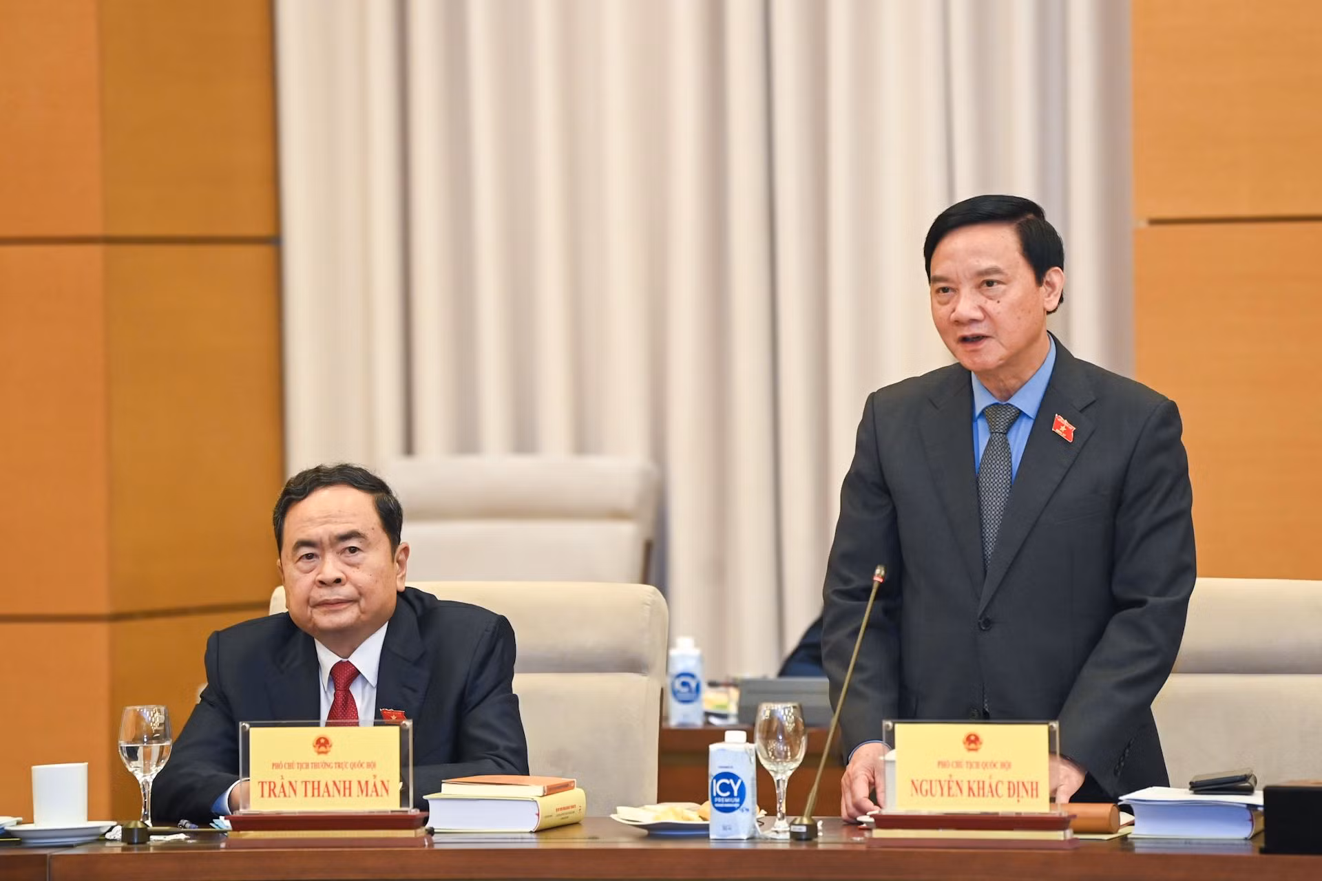 Phó Chủ tịch Quốc hội Nguyễn Khắc Định phát biểu ý kiến tại hội nghị.