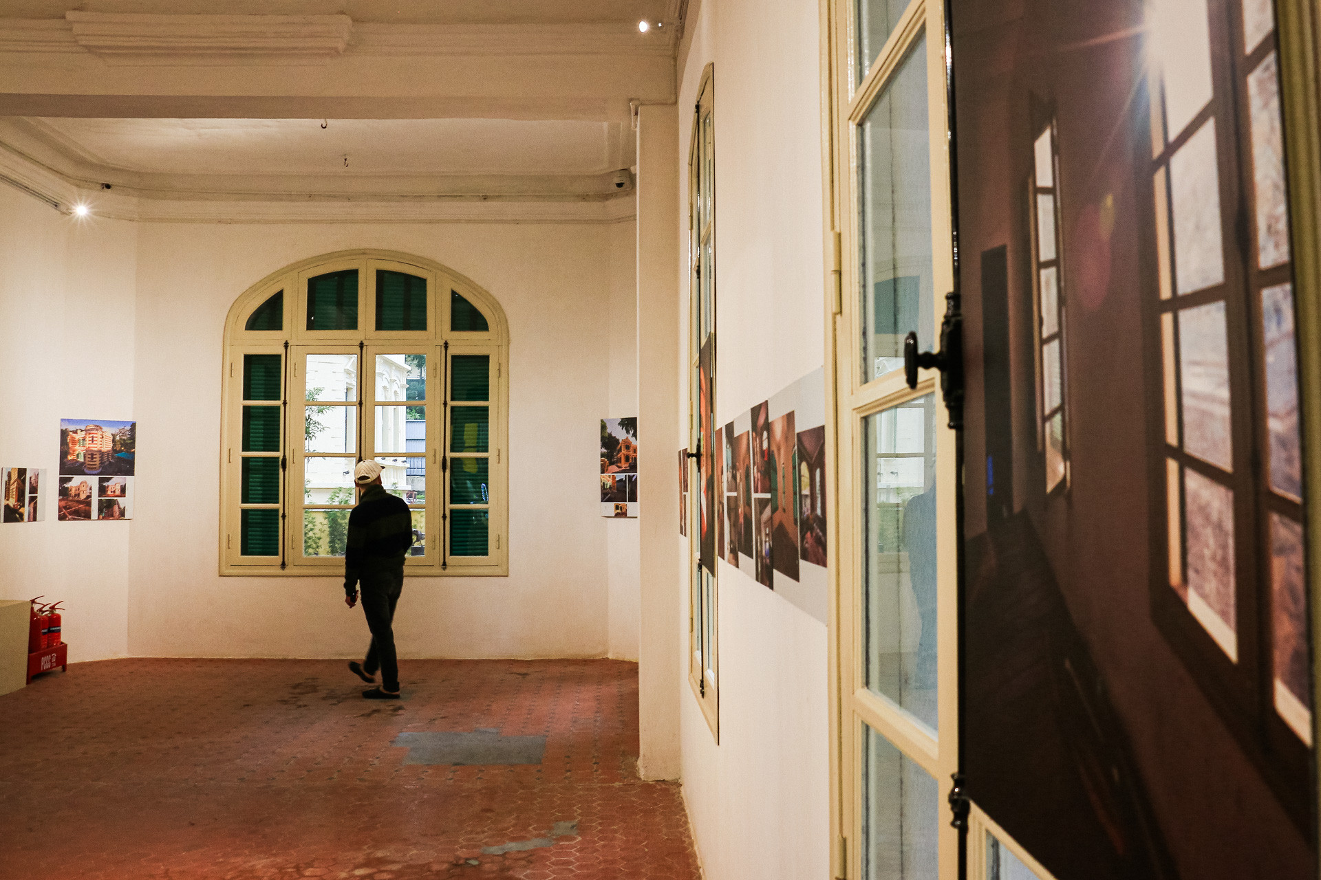 Tại đây cũng trưng bày bộ ảnh "Hồi sinh một biệt thự cổ ở Hà Nội" của nhiếp ảnh gia Francois Carlet-Soulages về toàn bộ quá trình biến đổi của biệt thự, từ lúc còn là một tòa nhà bỏ hoang, các cuộc thám sát, nghiên cứu của các nhà khoa học… cho tới từng bước trong quá trình tu bổ.