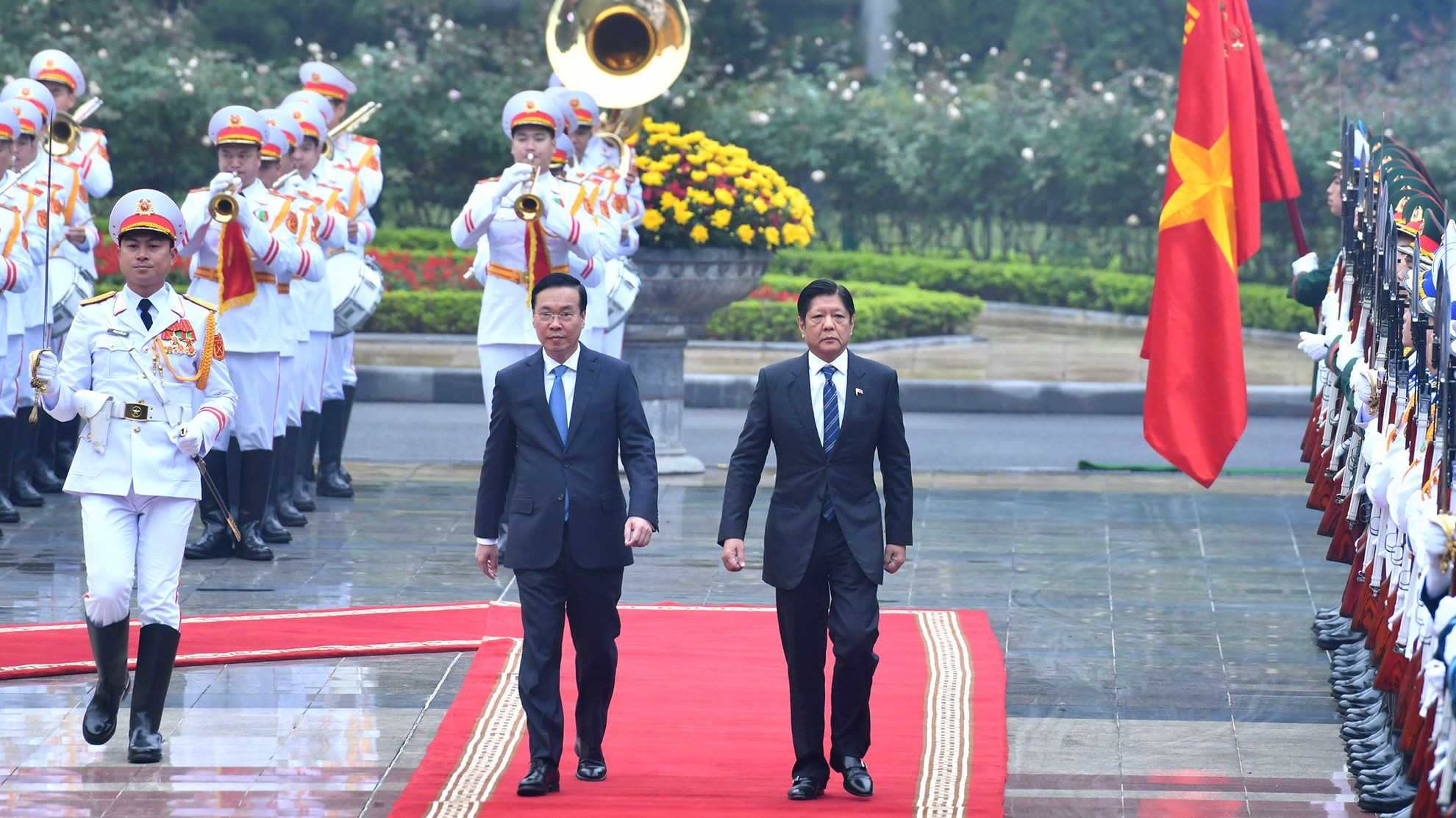 Chủ tịch nước Võ Văn Thưởng và Tổng thống Philippines Ferdinand Romualdez Marcos Jr. duyệt Đội danh dự Quân đội nhân dân Việt Nam tại lễ đón.