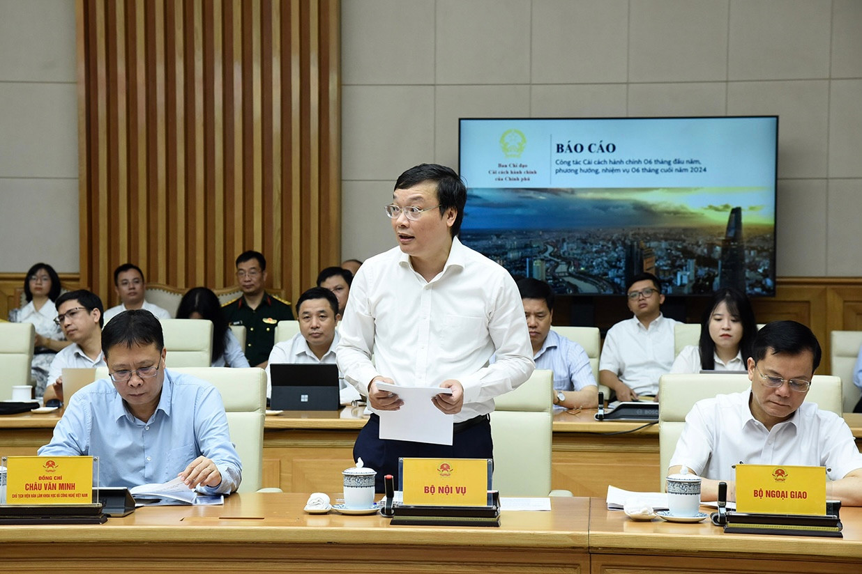 Thứ trưởng Nội vụ Trương Hải Long báo cáo kết quả triển khai công tác cải cách hành chính 6 tháng đầu năm 2024.