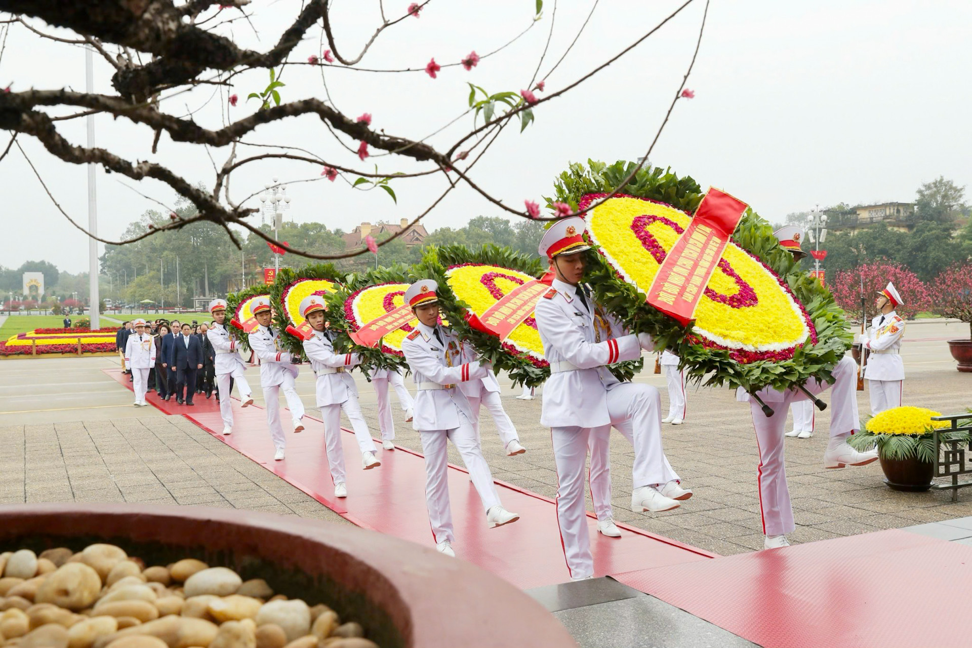 Vòng hoa của đoàn mang dòng chữ “Đời đời nhớ ơn Chủ tịch Hồ Chí Minh vĩ đại”.