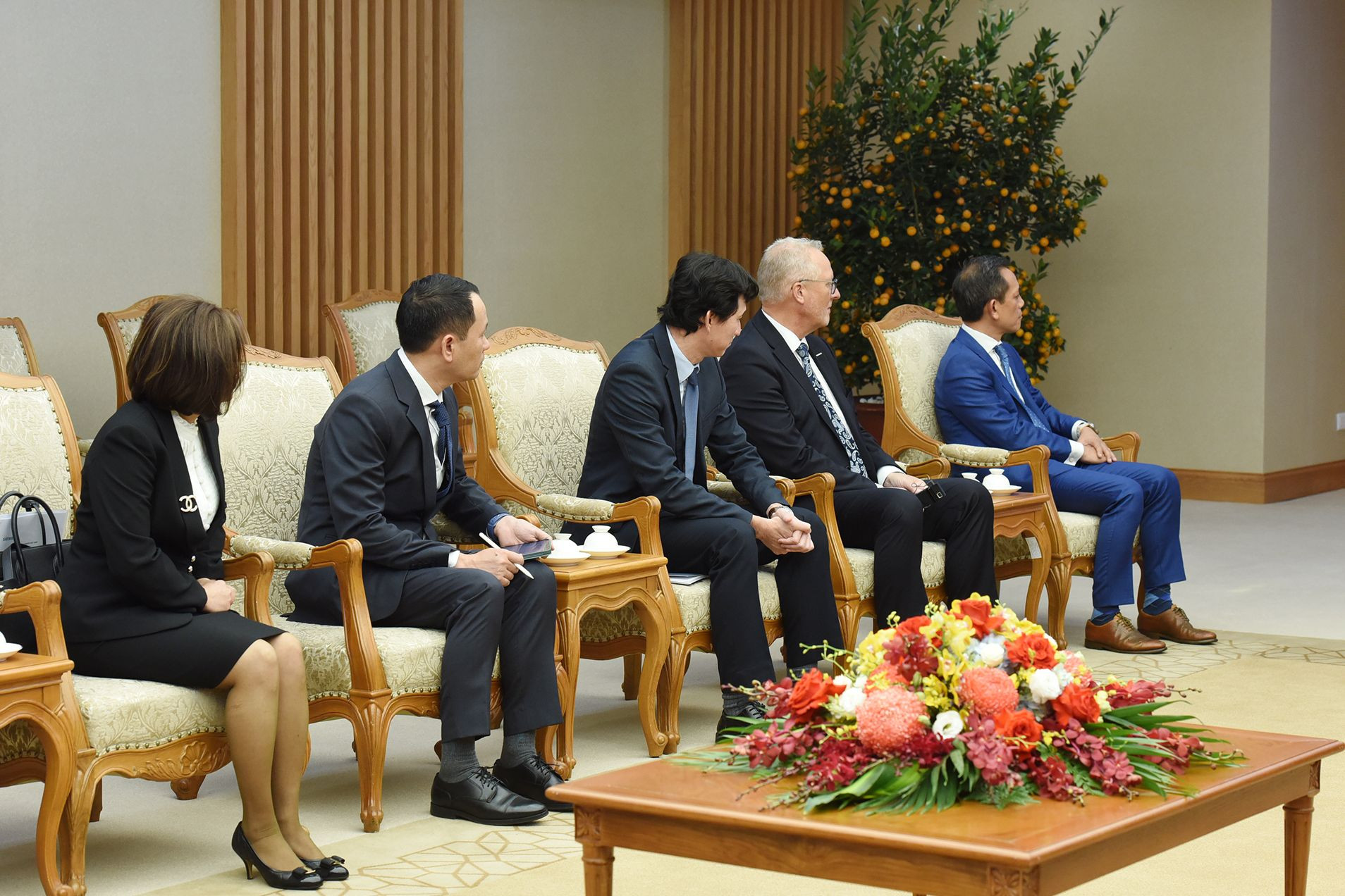 Các thành viên đi cùng ông Roland Busch, Chủ tịch kiêm Tổng giám đốc Tập đoàn Siemens AG tham dự buổi tiếp.