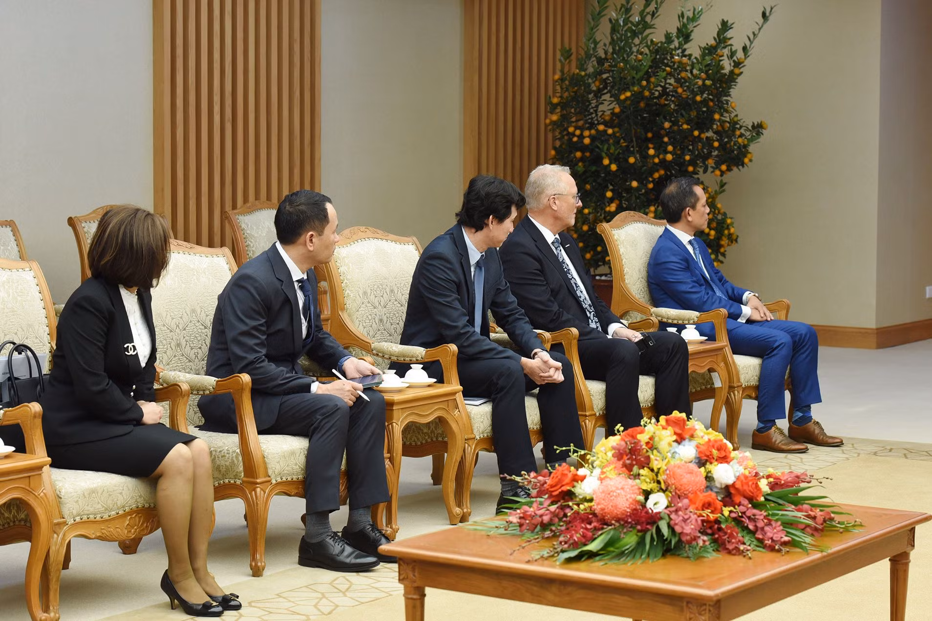 Các thành viên đi cùng ông Roland Busch, Chủ tịch kiêm Tổng giám đốc Tập đoàn Siemens AG tham dự buổi tiếp.