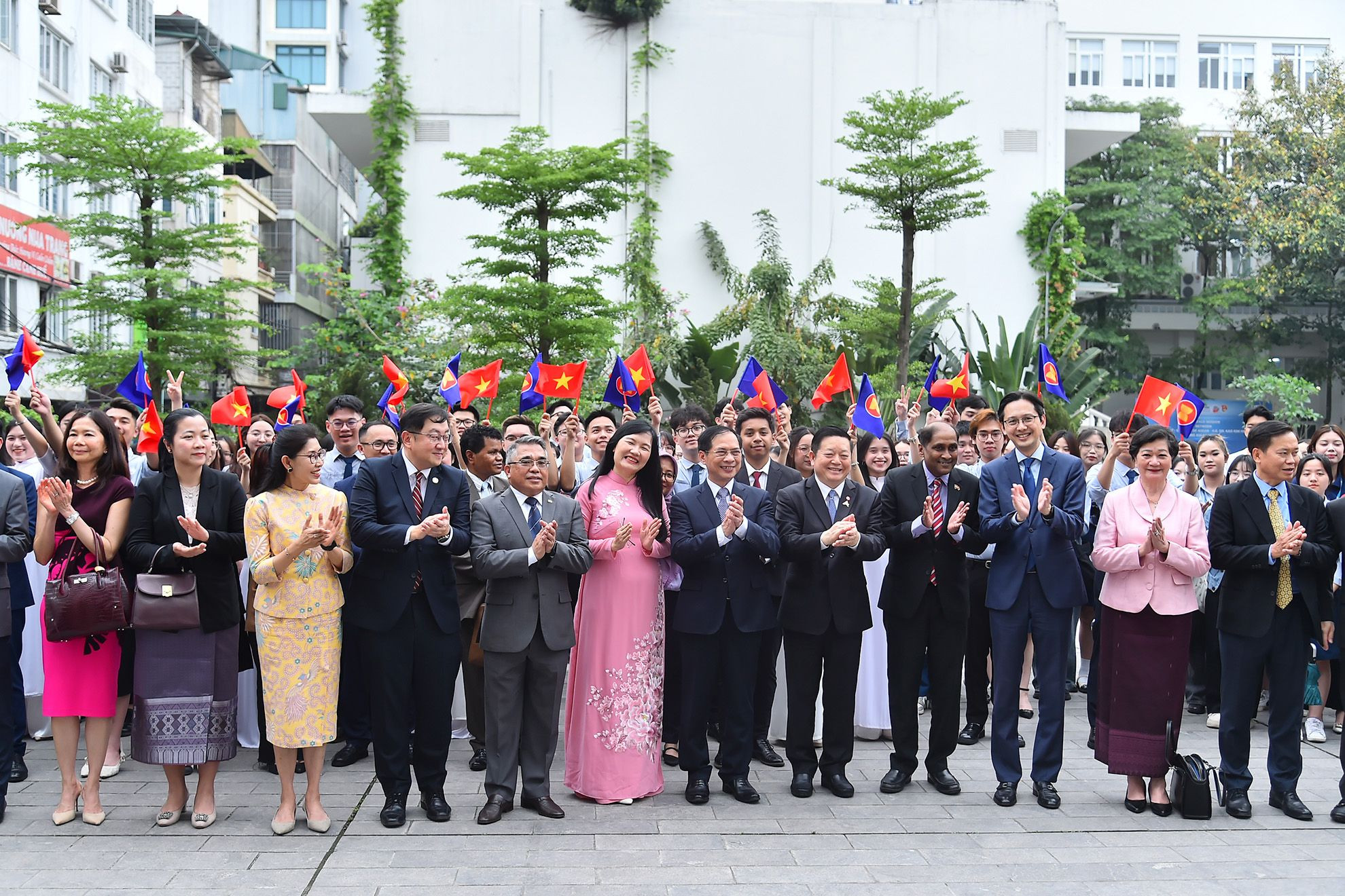 Bộ trưởng Ngoại giao Bùi Thanh Sơn và Tổng Thư ký ASEAN Kao Kim Hourn cùng các đại biểu tại Lễ cắt băng khánh thành Quảng trường ASEAN.