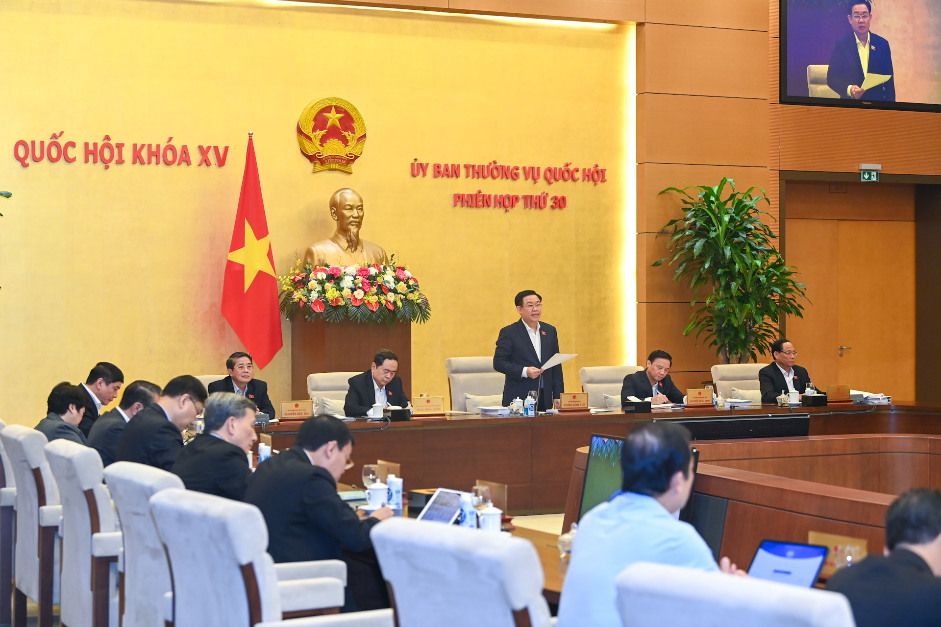 Chủ tịch Quốc hội Vương Đình Huệ phát biểu khai mạc, gợi mở các nội dung thảo luận tại phiên họp. Chủ tịch Quốc hội Vương Đình Huệ phát biểu khai mạc, gợi mở các nội dung thảo luận tại phiên họp.