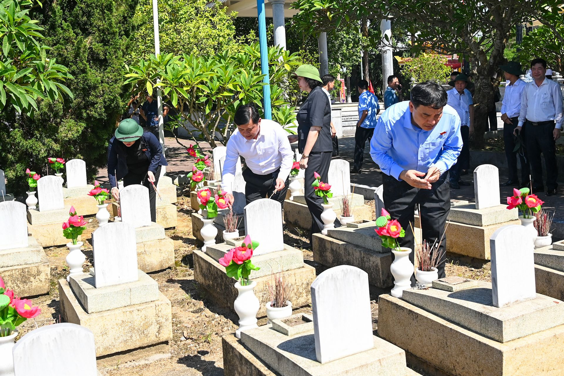 Các đại biểu thắp hương phần mộ các liệt sĩ tại Nghĩa trang Liệt sĩ quốc tế Việt-Lào.