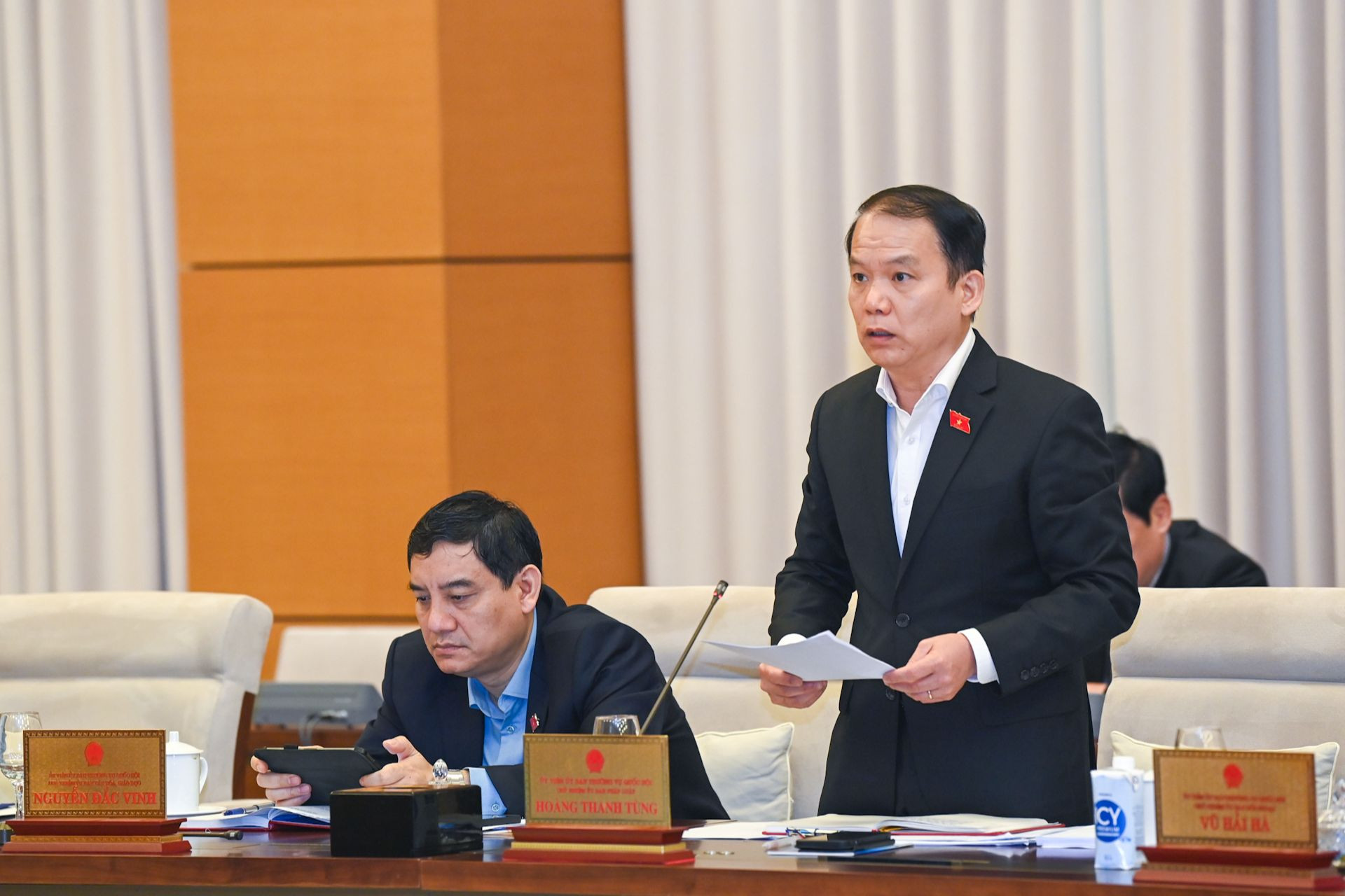 Chủ nhiệm Ủy ban Pháp luật Hoàng Thanh Tùng trình bày báo cáo tại phiên họp. Chủ nhiệm Ủy ban Pháp luật Hoàng Thanh Tùng trình bày báo cáo tại phiên họp.