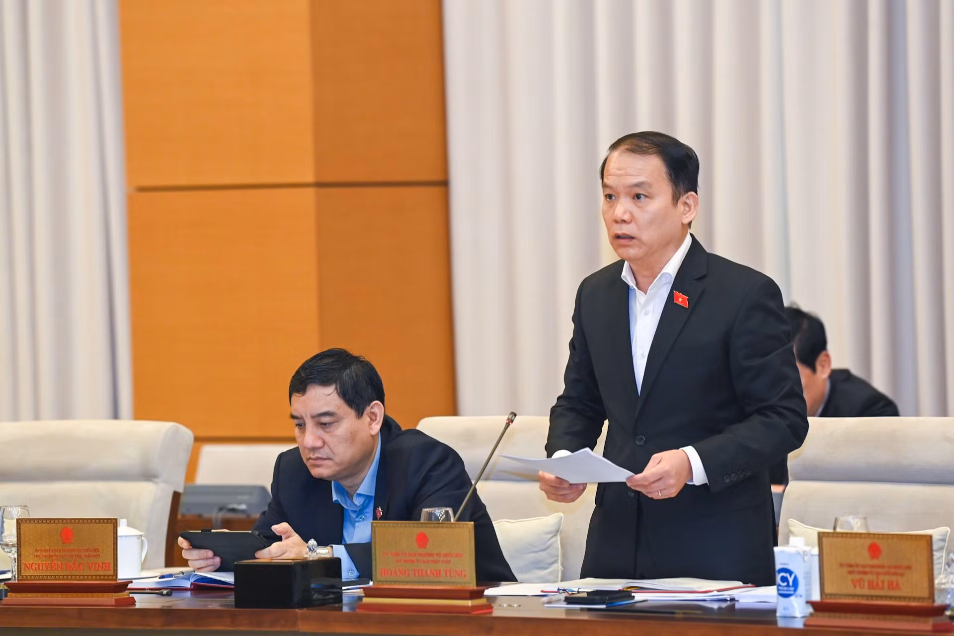 Chủ nhiệm Ủy ban Pháp luật Hoàng Thanh Tùng trình bày báo cáo tại phiên họp.