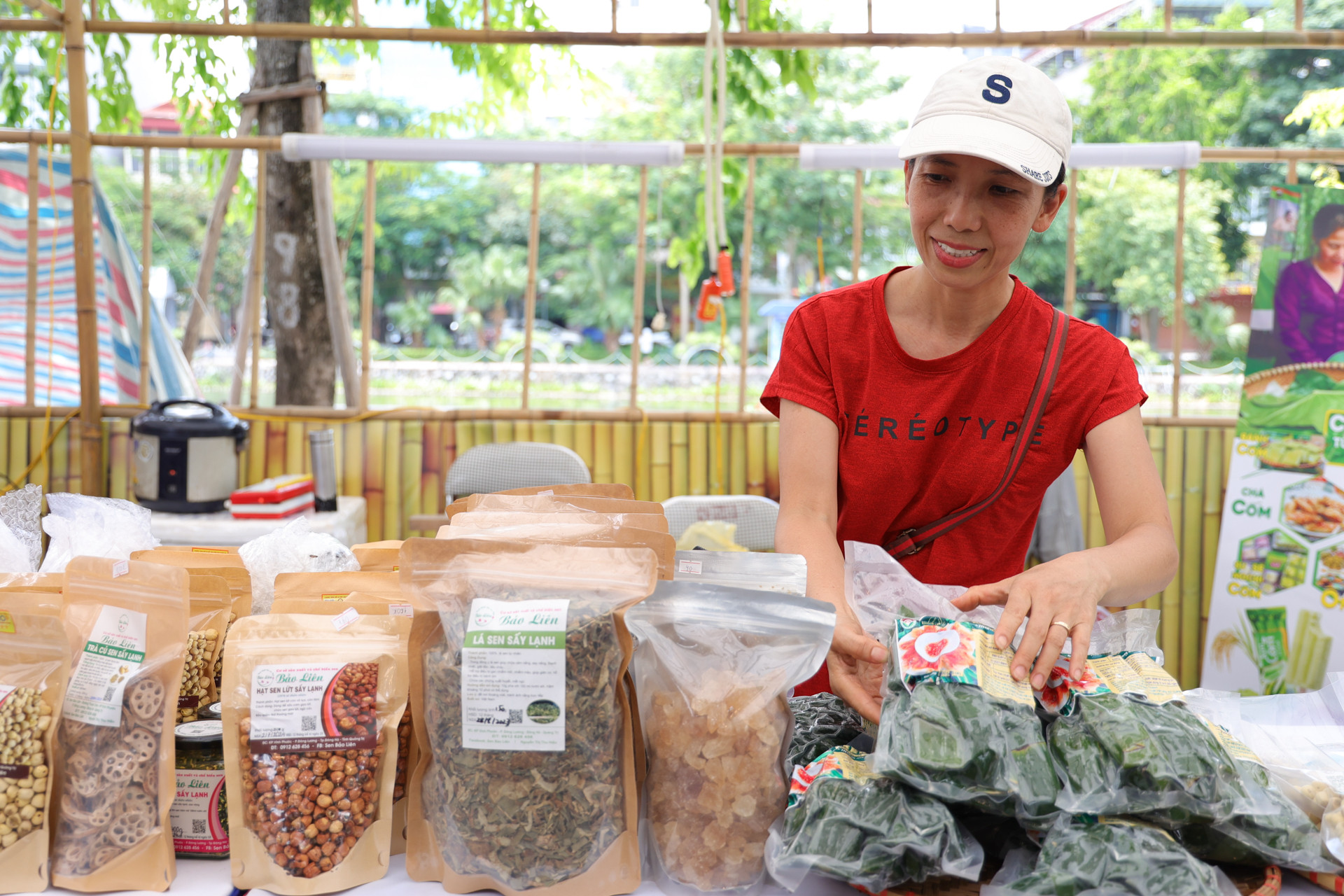 Sản phẩm từ sen sấy lạnh cũng được giới thiệu ở các gian hàng.