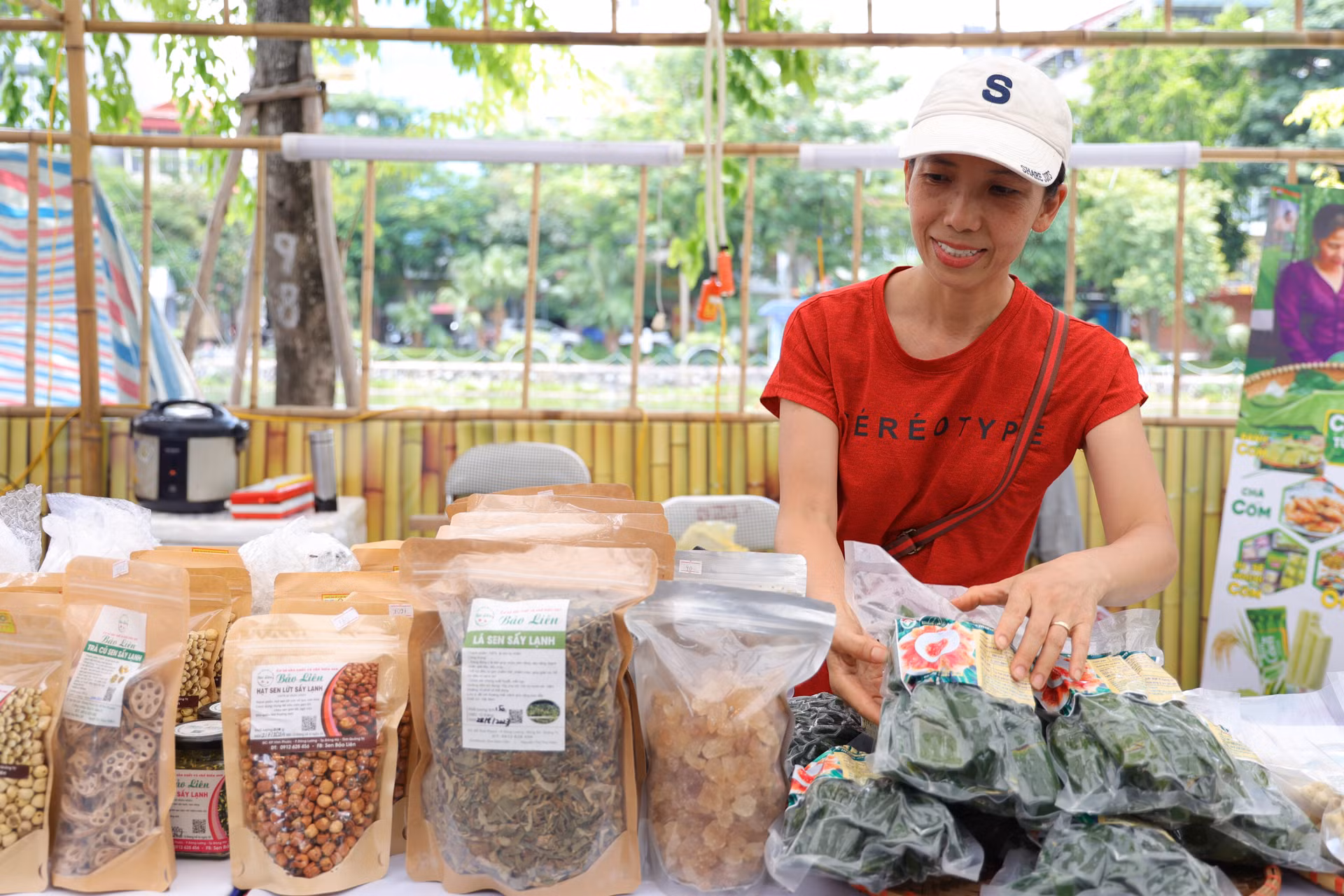 Sản phẩm từ sen sấy lạnh cũng được giới thiệu ở các gian hàng.