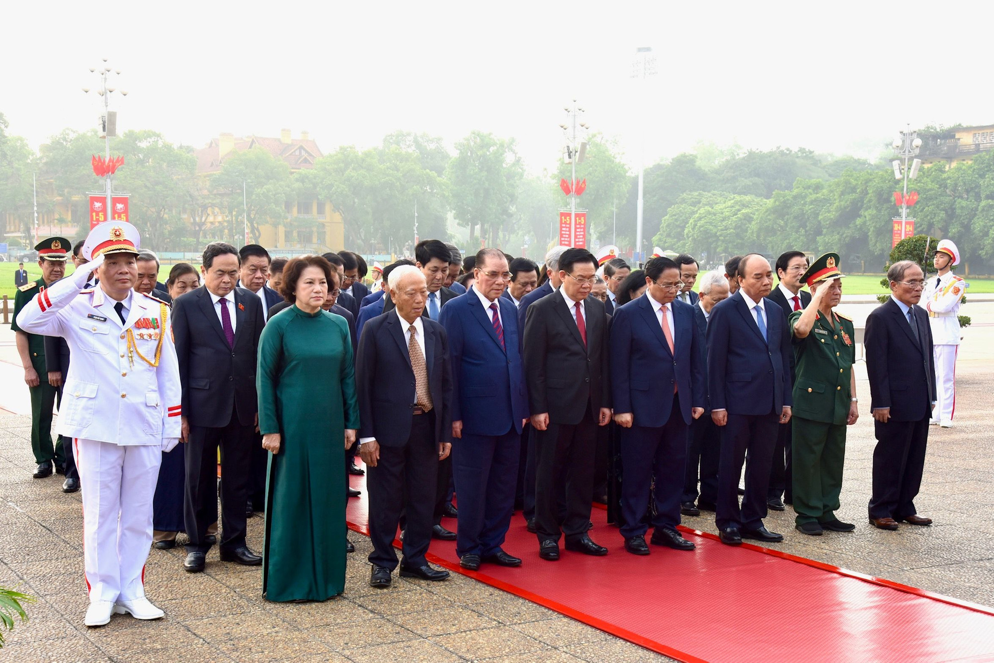 Các đồng chí lãnh đạo Đảng, Nhà nước, nguyên lãnh đạo Đảng, Nhà nước thành kính tưởng nhớ công lao to lớn của Chủ tịch Hồ Chí Minh.