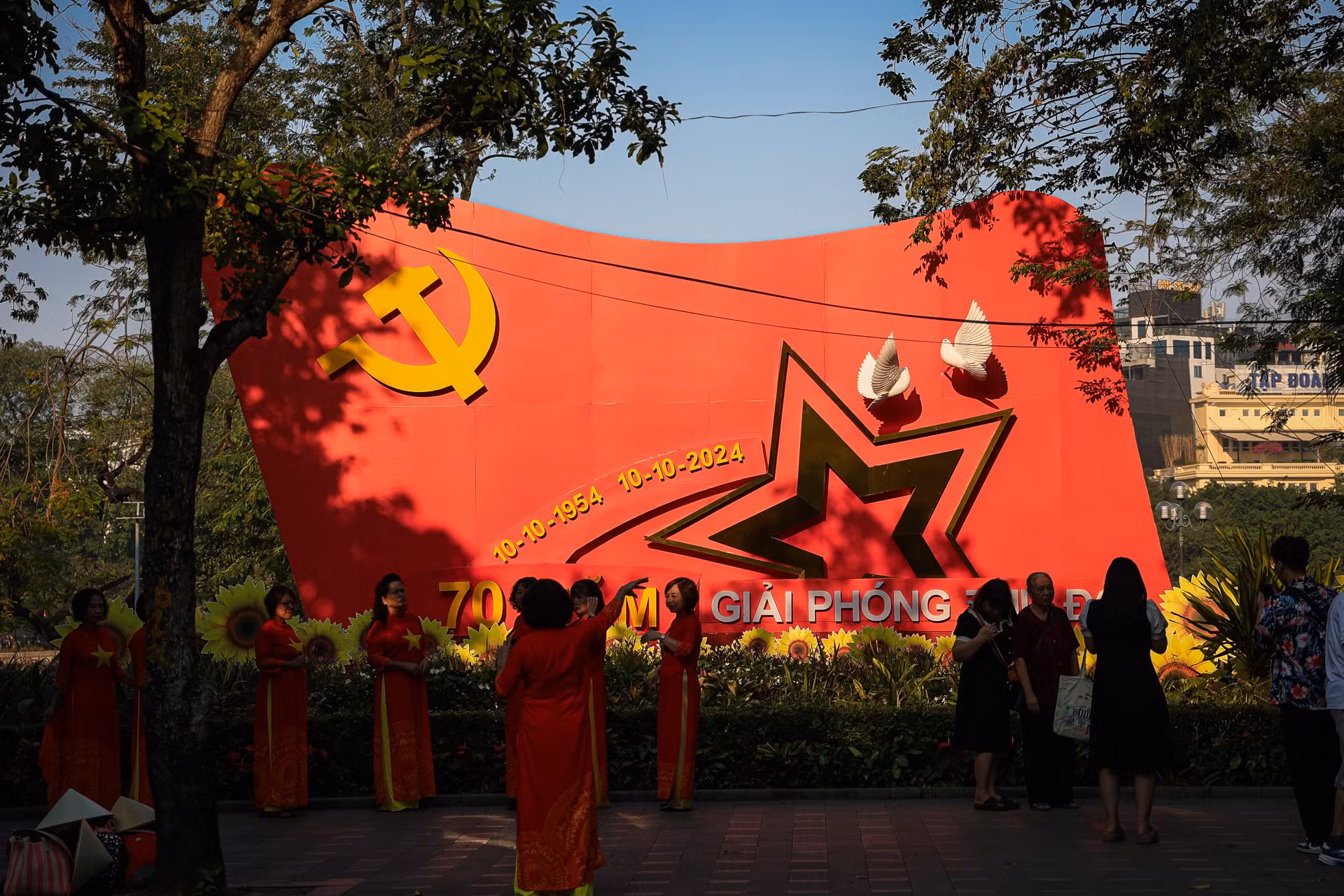 Hôm nay, 10/10, Hà Nội ngập tràn nắng vàng, mang đến không khí ấm áp và tươi vui chào đón ngày kỷ niệm đặc biệt.