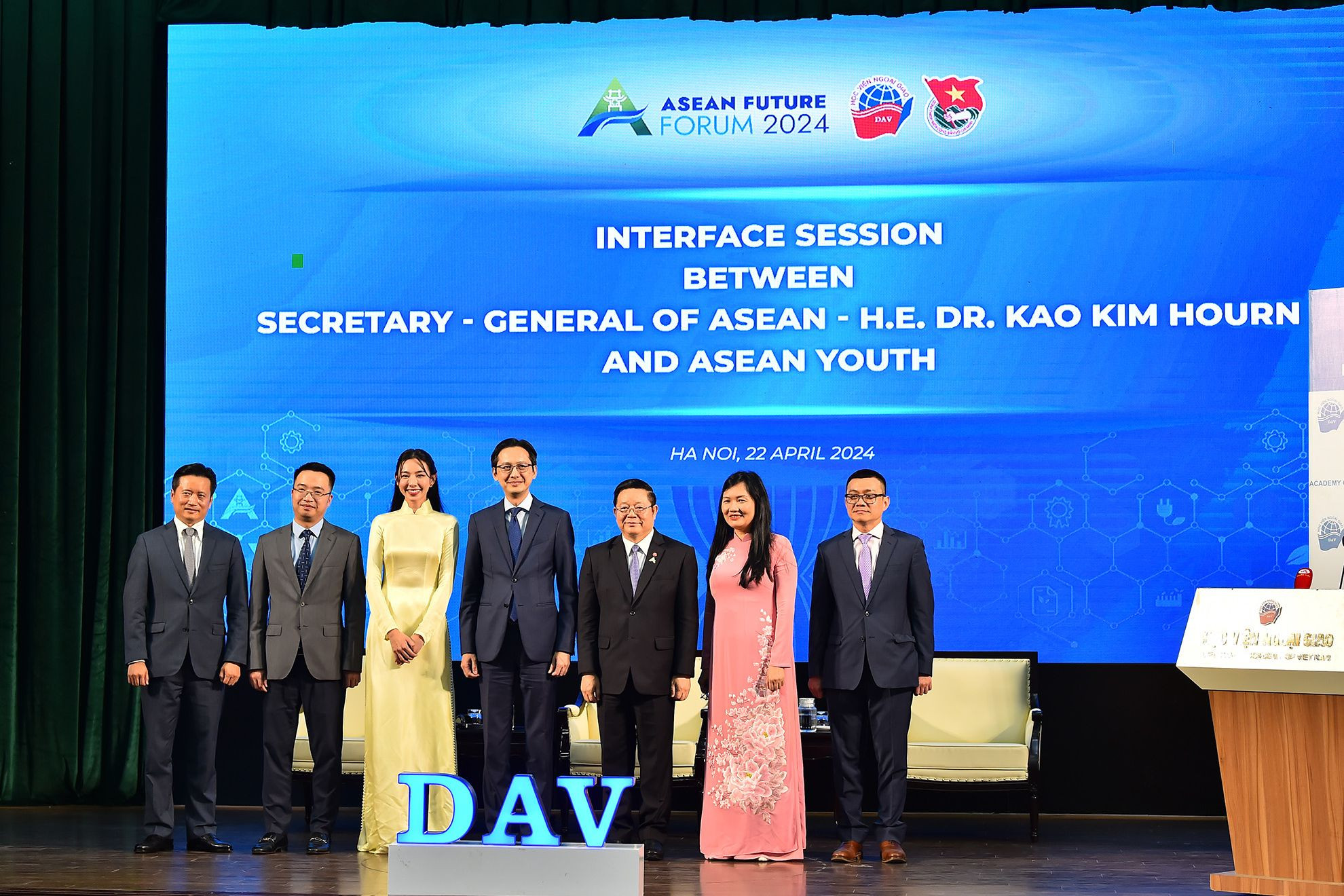 Tổng Thư ký ASEAN Kao Kim Hourn cùng Thứ trưởng Ngoại giao Đỗ Hùng Việt, Quyền Giám đốc Học viện Ngoại giao Phạm Lan Dung và các đại biểu tham gia buổi đối thoại.