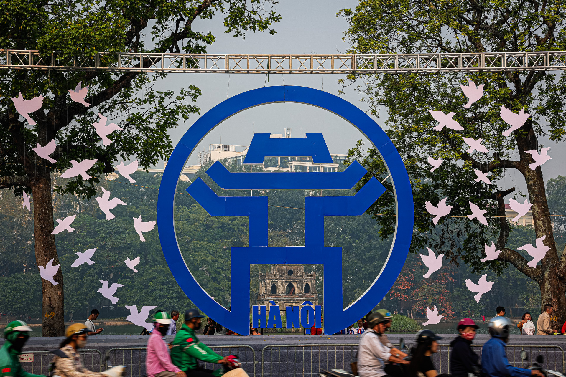 Biểu tượng của Hà Nội tại khu vực trước tượng đài vua Lý Thái Tổ là điểm nhấn tại khu vực Hồ Hoàn Kiếm.